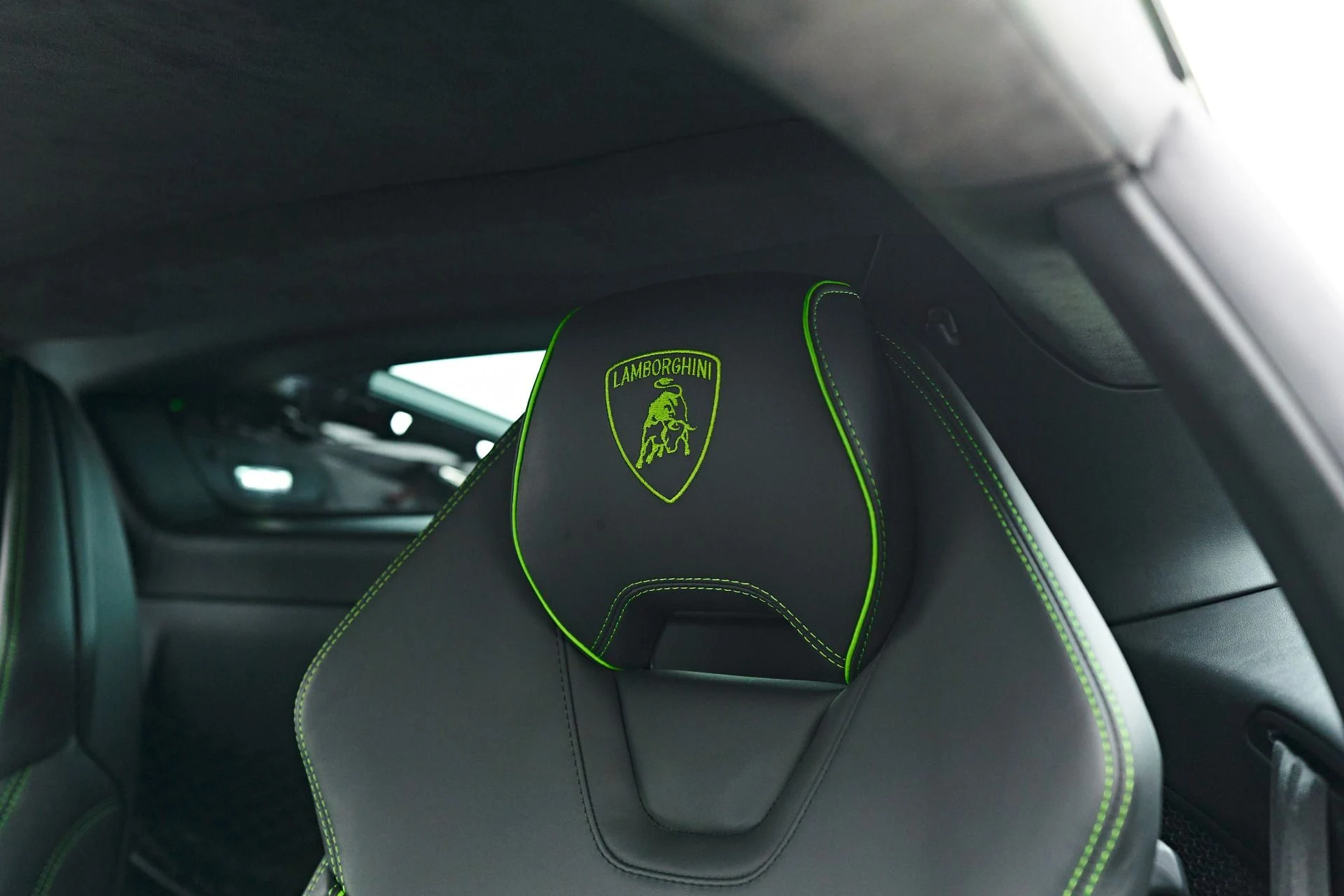 mph045_2709822777_Used_2021_Lamborghini_Huracan_EVO_Base_1709921789_f70ed54d08