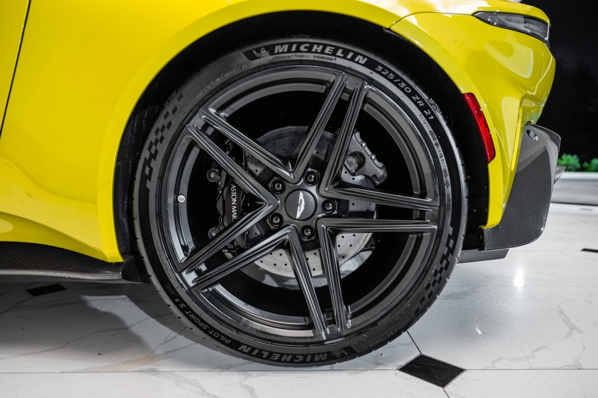 mph045_2725029298_Used_2025_Aston_Martin_Vantage_1751990746_510aa08261