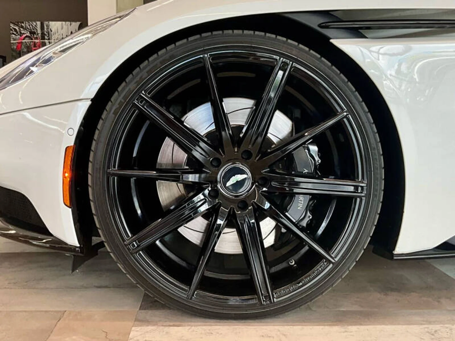 mph045_2741290434_2018_aston_martin_db11_v12_2dr_coupe_978c02ed6a