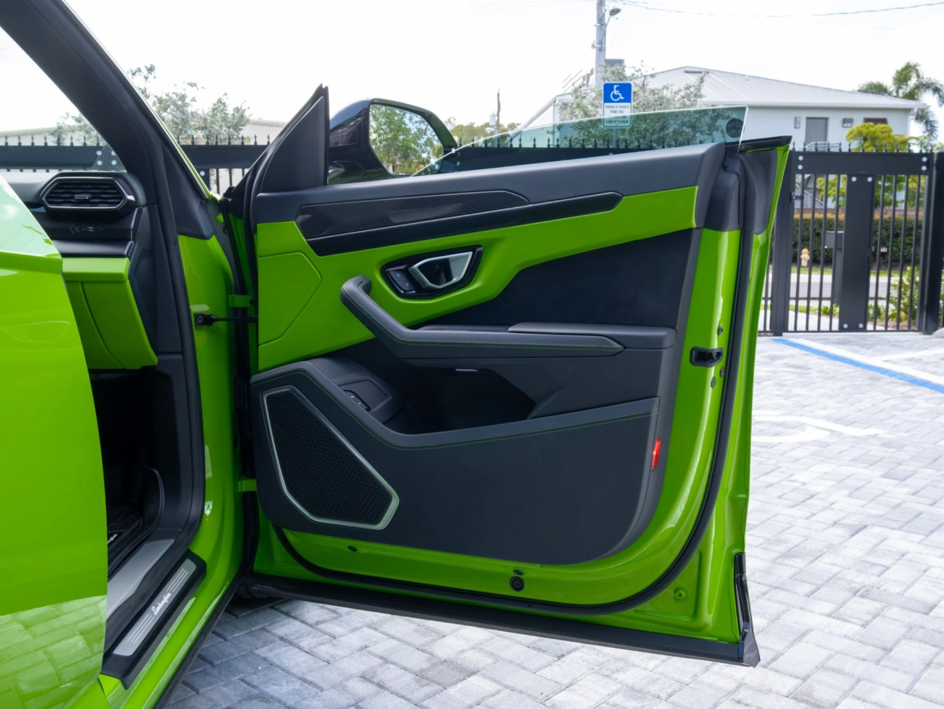 mph045_2767313426_Used_2024_Lamborghini_Urus_S_1775489536_15ec887062