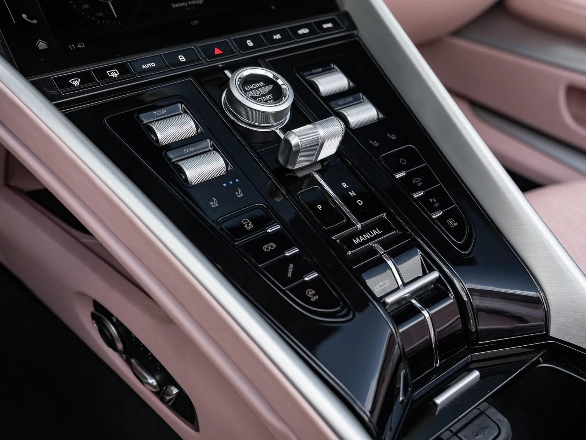 mph045_291844146_Used_2025_Aston_Martin_DB_12_1761167167_65e7be549e