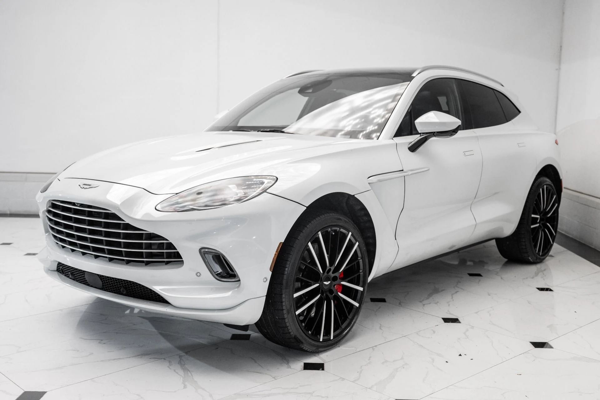 mph045_296844104_Used_2023_Aston_Martin_DBX_1759420185_ea943931a7