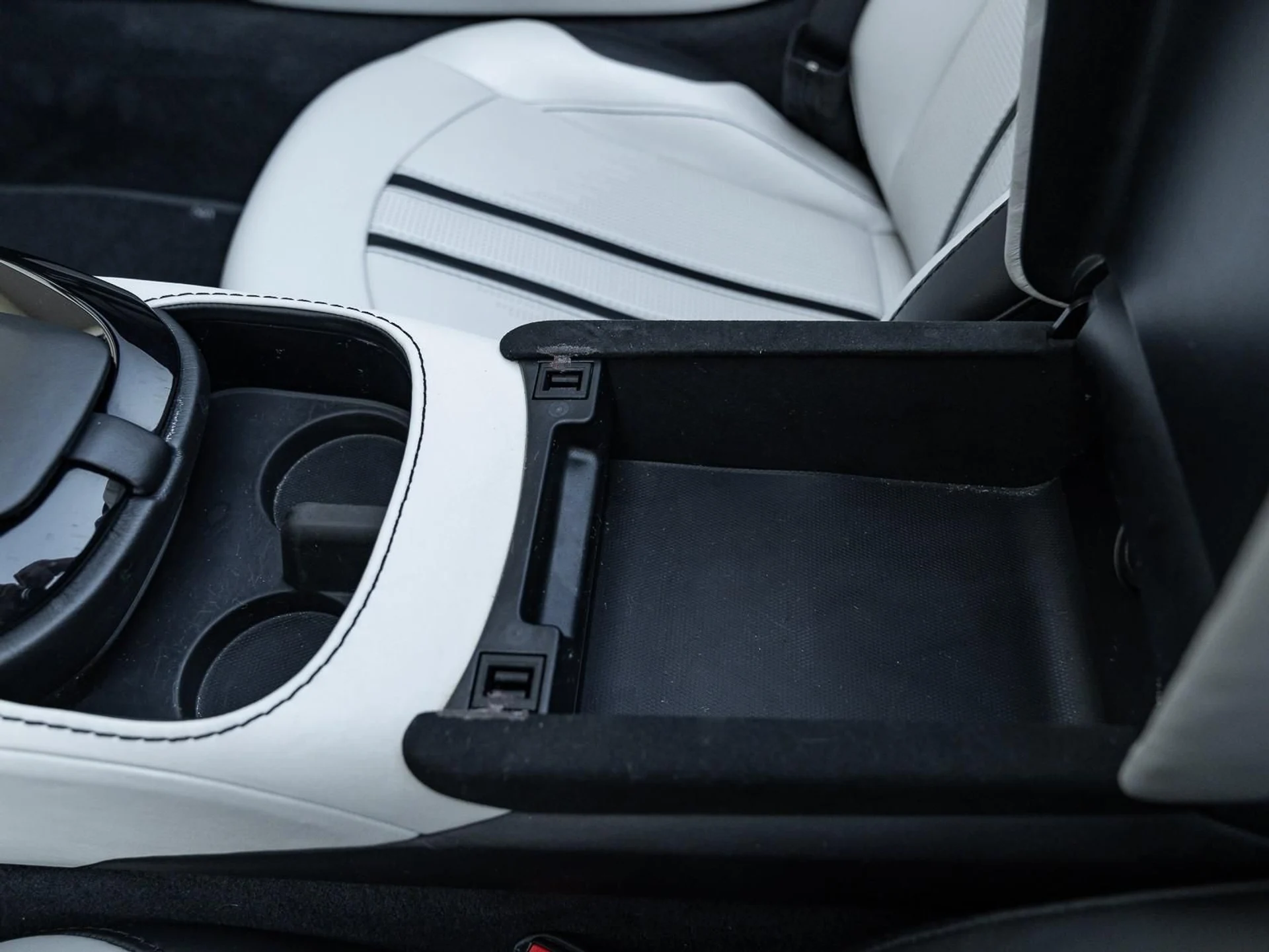 mph045_3016274070_Used_2021_Aston_Martin_Vantage_Roadster_1767733783_a50e212063