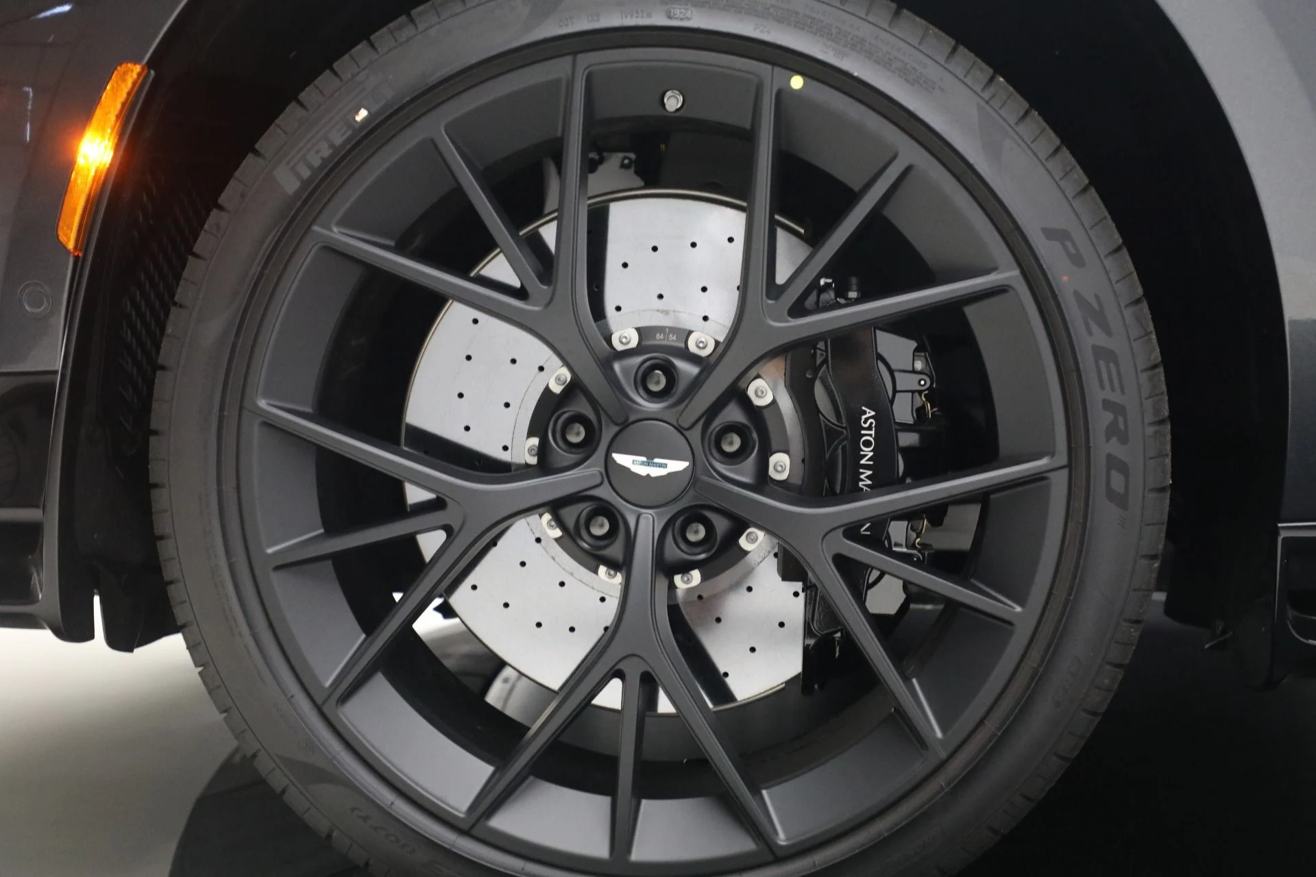 mph045_3103166618_New_2025_Aston_Martin_DBX_707_1be2daf0af