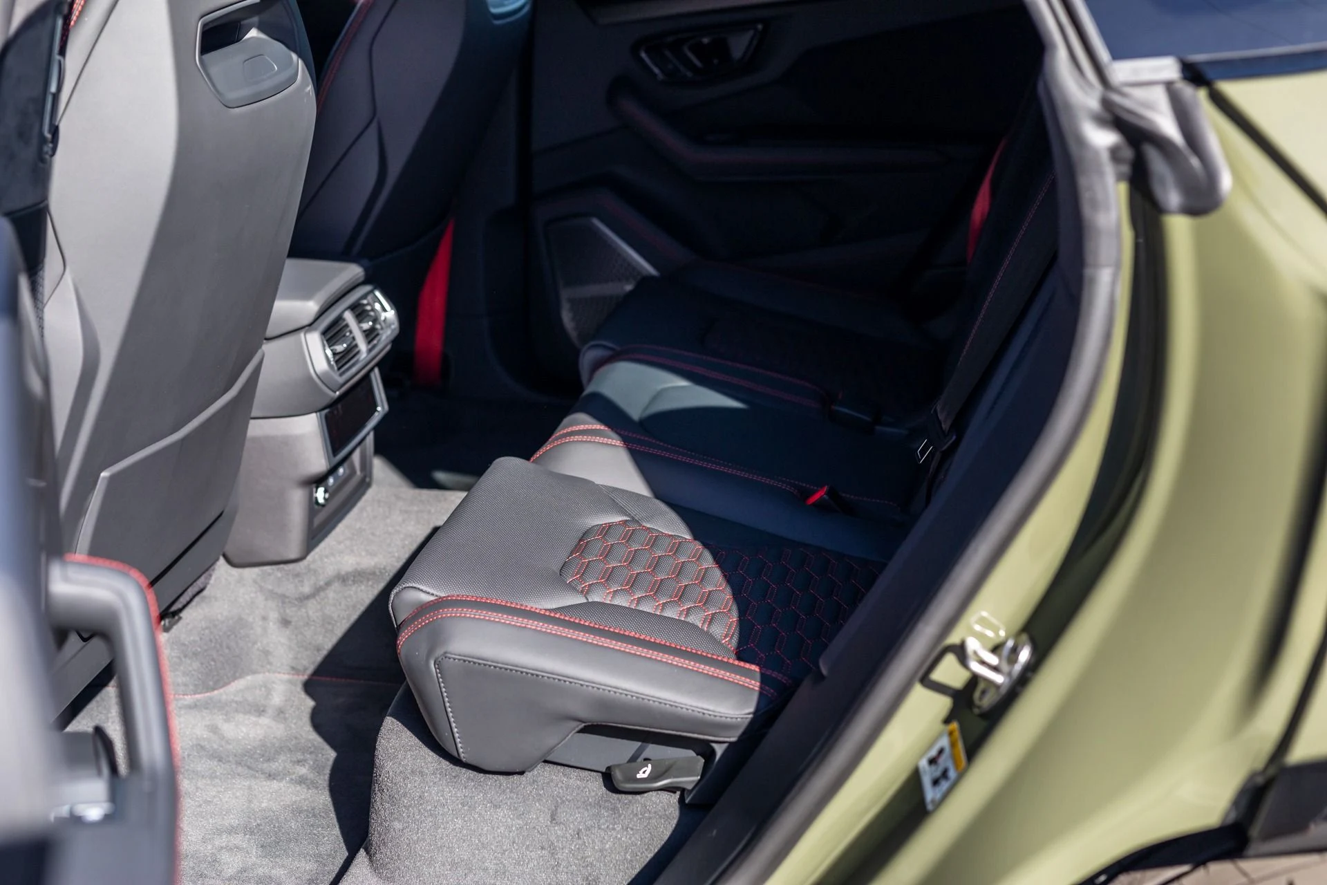 mph045_3126579391_Used_2023_Lamborghini_Urus_S_1764103574_ff56d6eab4