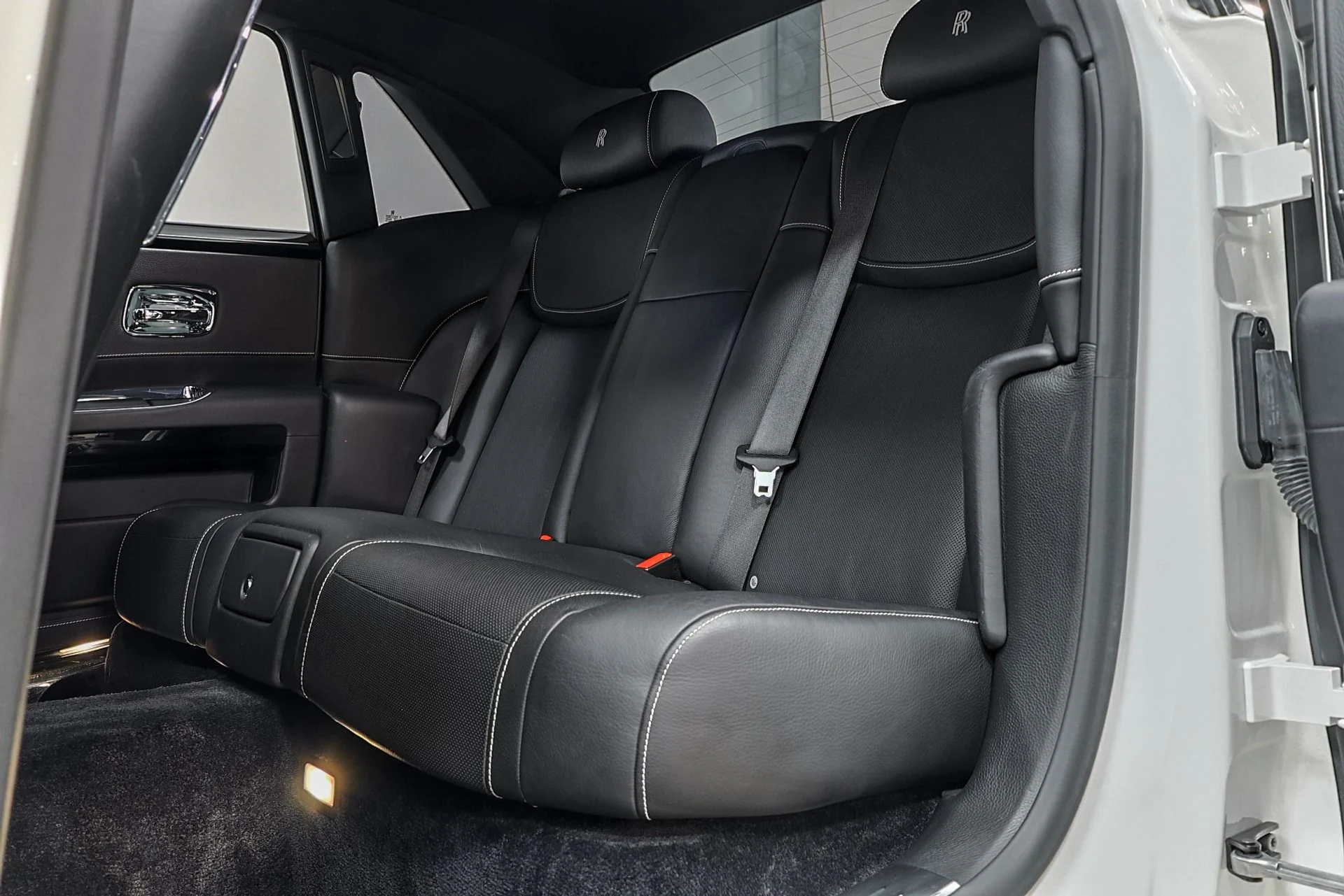 mph045_317267064_Used_2016_Rolls_Royce_Ghost_Base_1761576592_3f35a5362c