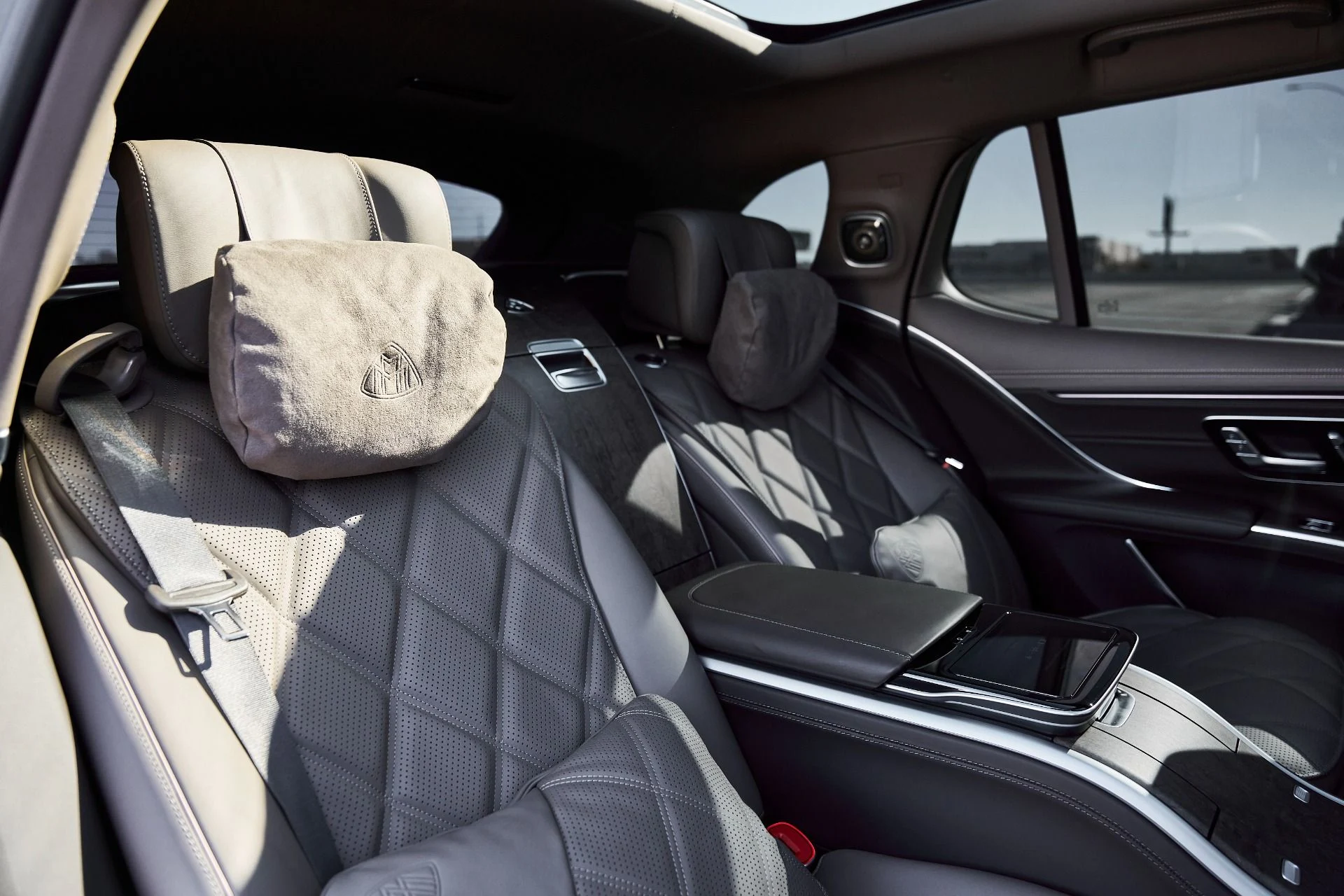 mph045_3194219534_Used_2025_Mercedes_Benz_EQS_Maybach_EQS_680_1770508818_306b1b3ed3