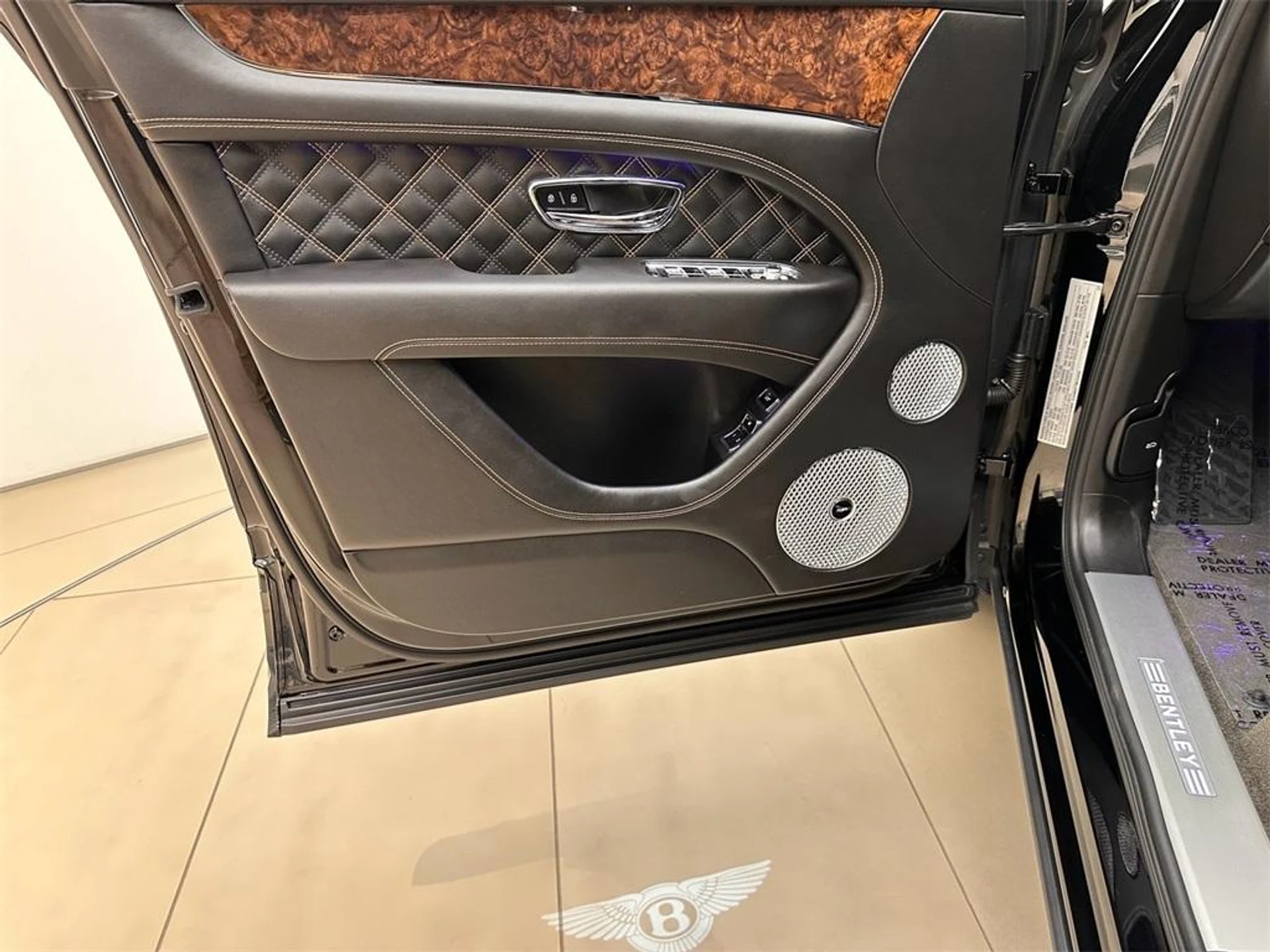 mph045_3194726155_Used_2021_Bentley_Bentayga_V8_1715724624_9a7f684b62