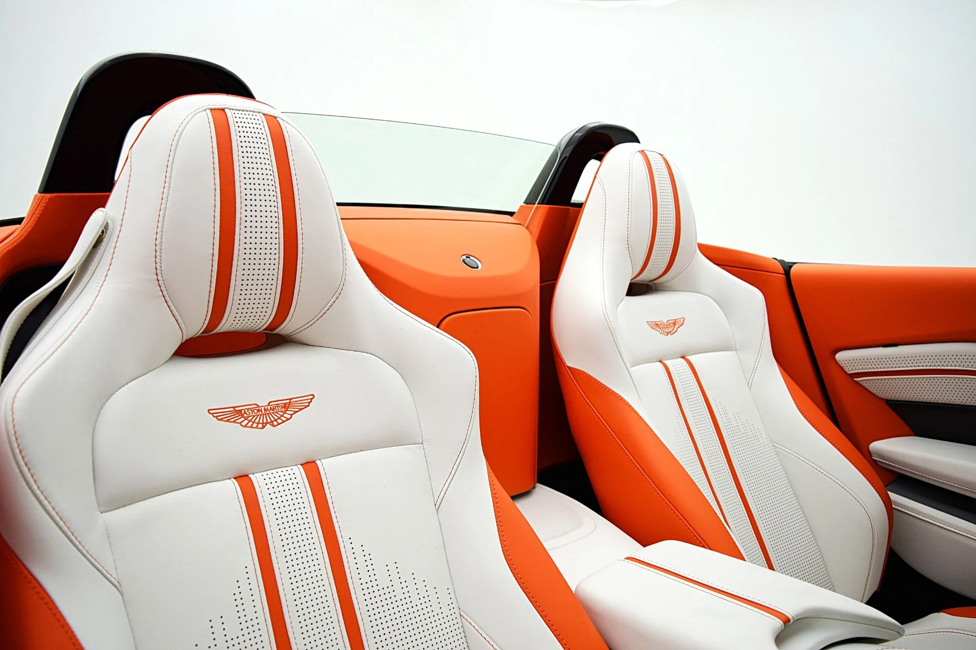 mph045_3196620672_Used_2023_Aston_Martin_Vantage_Roadster_0fb9387a84