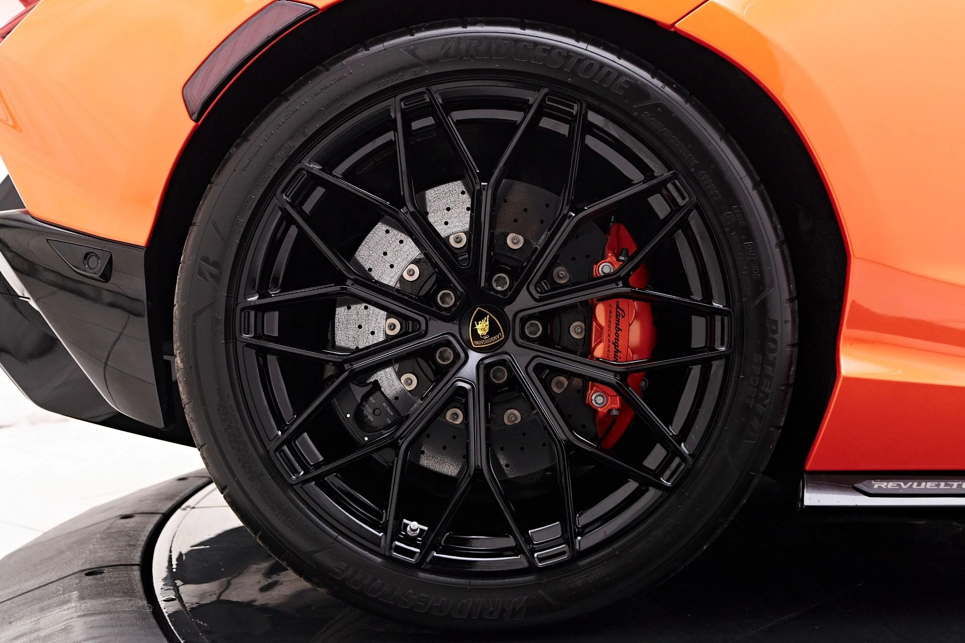 mph045_3218127491_Used_2024_Lamborghini_Revuelto_Base_1755224841_4f9081e24b