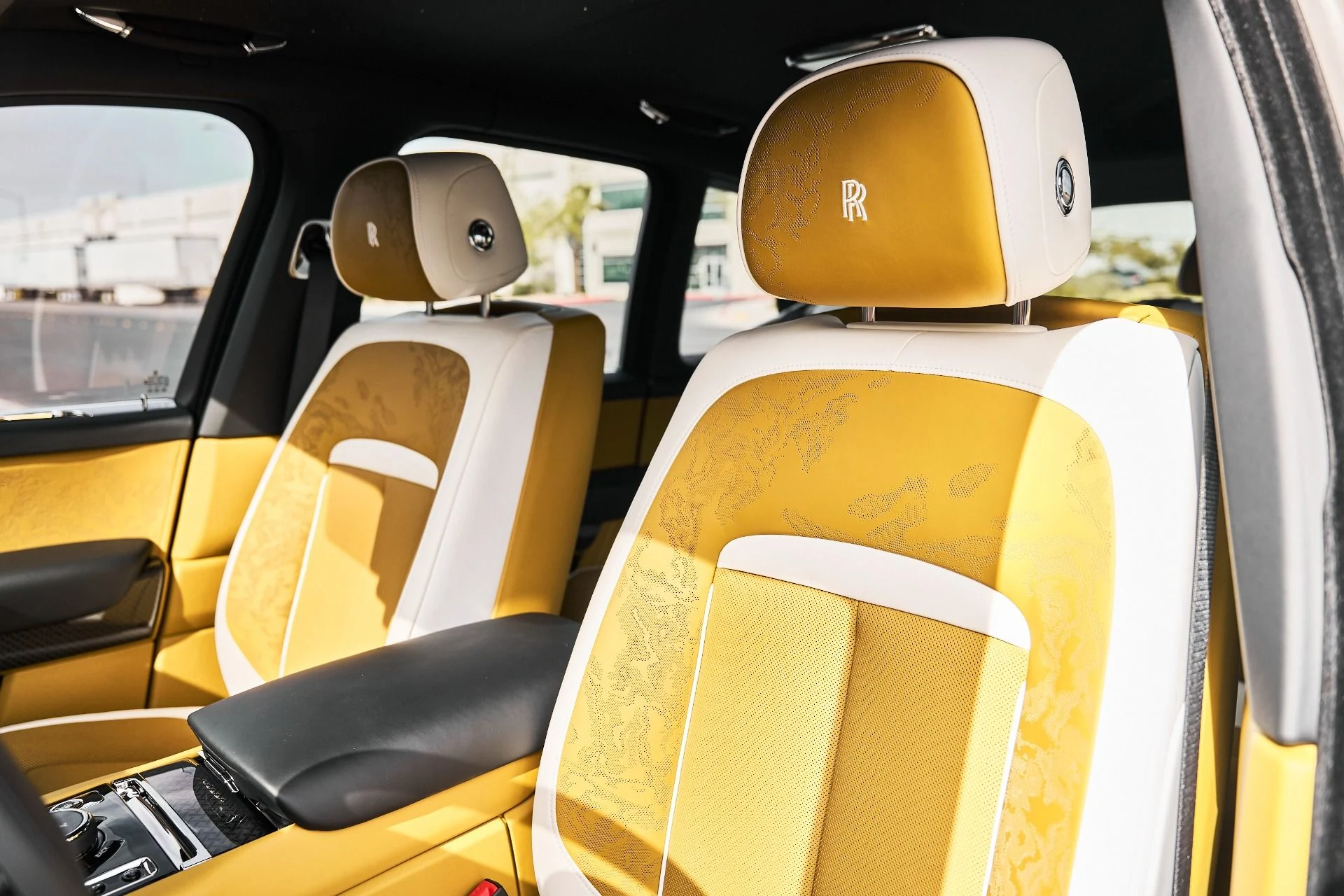 mph045_3256223050_Used_2026_Rolls_Royce_Cullinan_Black_Badge_1776556060_22d1fb28fc