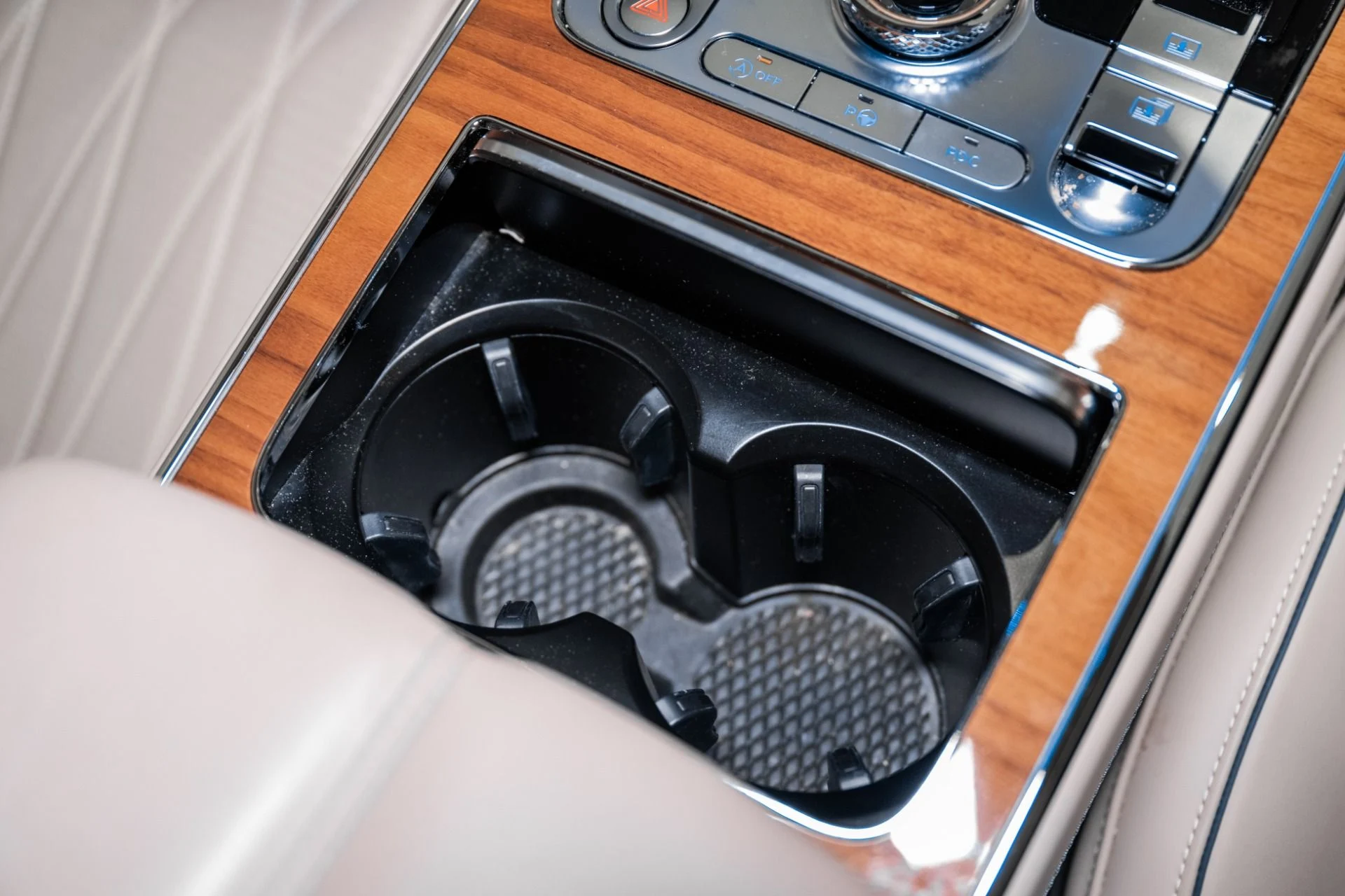 mph045_3280452671_Used_2023_Bentley_Flying_Spur_1772469545_b81baef31e