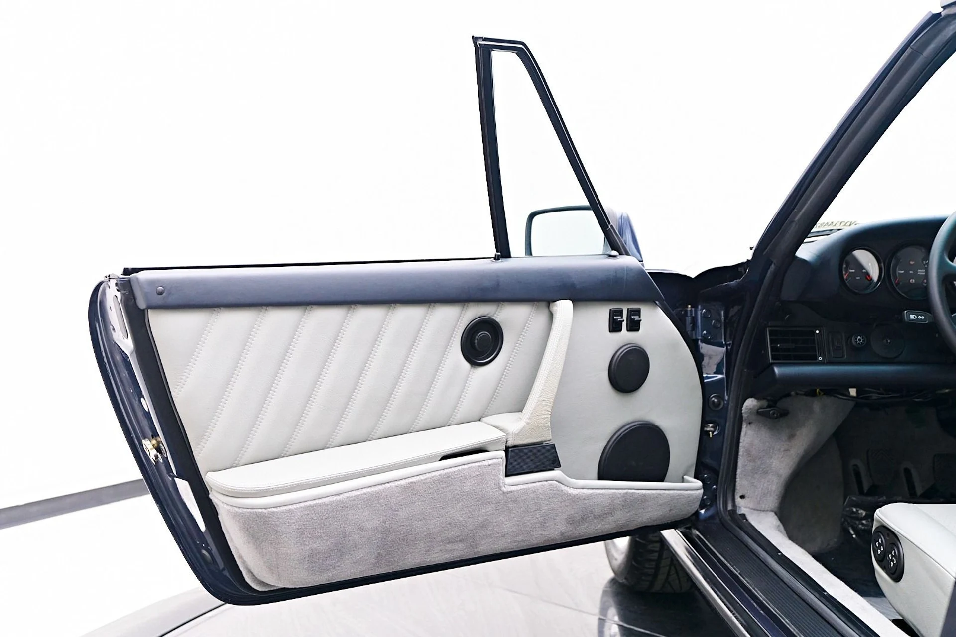 mph045_334355492_Used_1988_Porsche_911_Carrera_1745954196_fd9d8dba66