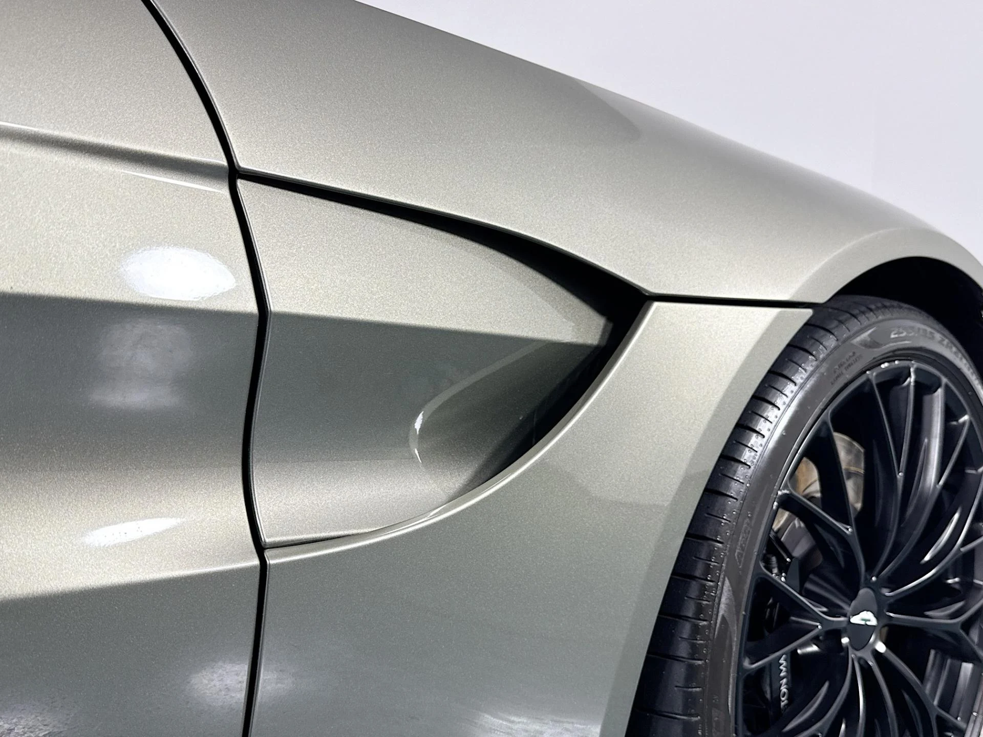 mph045_3351379945_Used_2023_Aston_Martin_Vantage_V8_1783445568_9b47582600