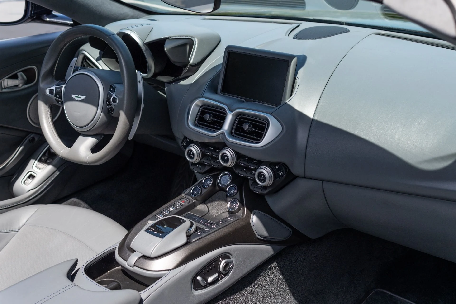 mph045_3371164907_Used_2021_Aston_Martin_Vantage_1774065878_25d1ee2888