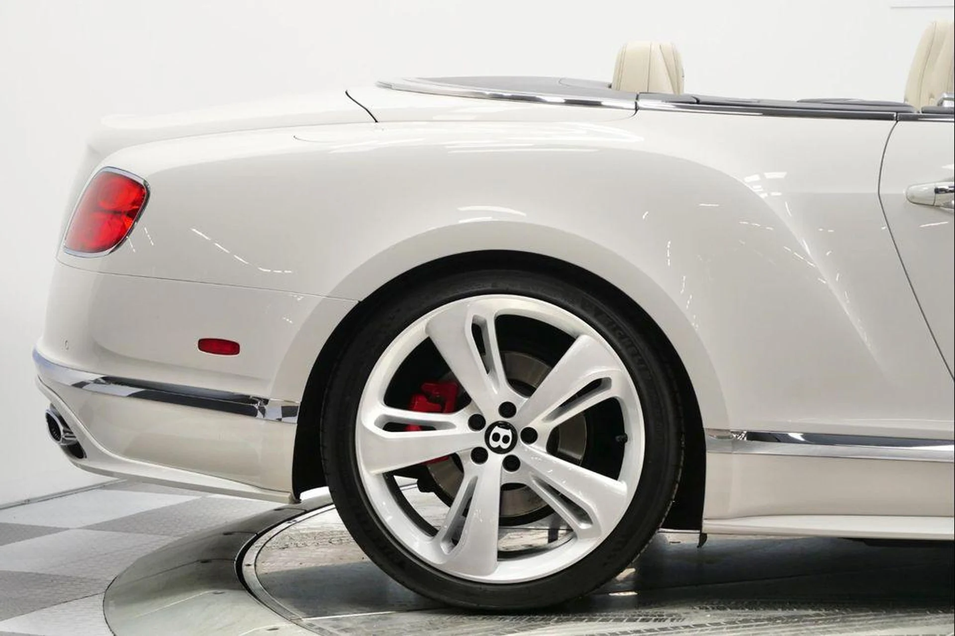 mph045_3416939423_50w43wo_H63_Lmr3uv82_B1u8_Fofo_E_ed1d4444f9