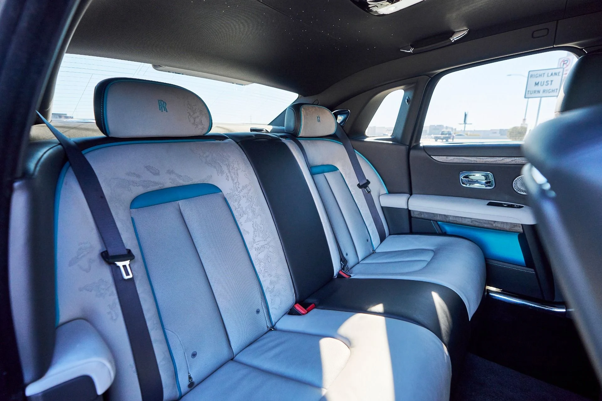 mph045_3526166384_Used_2025_Rolls_Royce_Ghost_Base_1765592227_027b4ac209