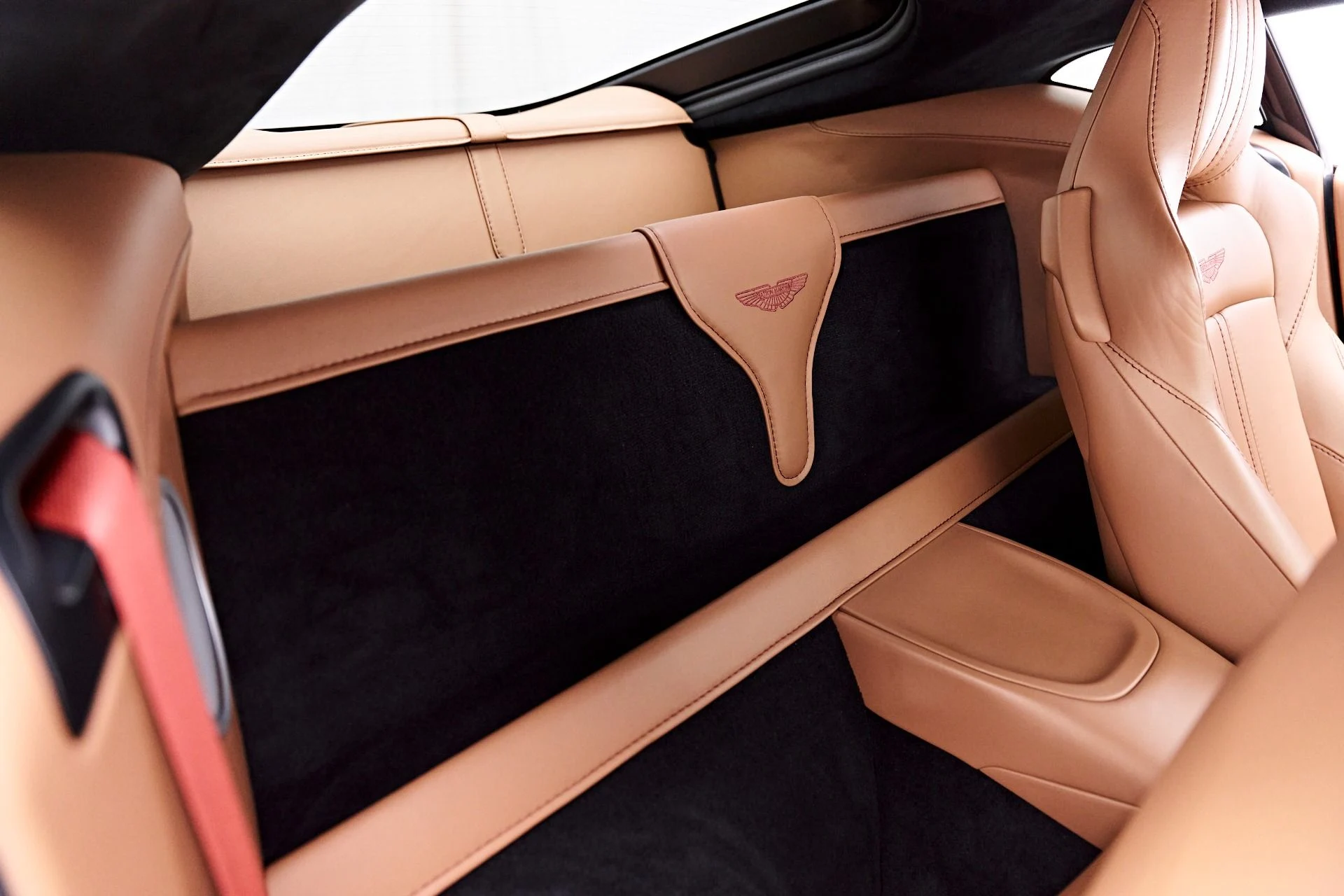 mph045_3642385268_Used_2020_Aston_Martin_Vantage_Base_1777504322_2570a0e22e