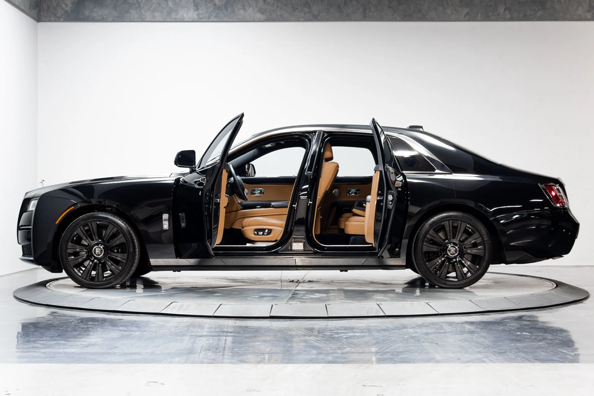 mph045_3669969659_Used_2022_Rolls_Royce_Ghost_1776785058_75f6c1353a