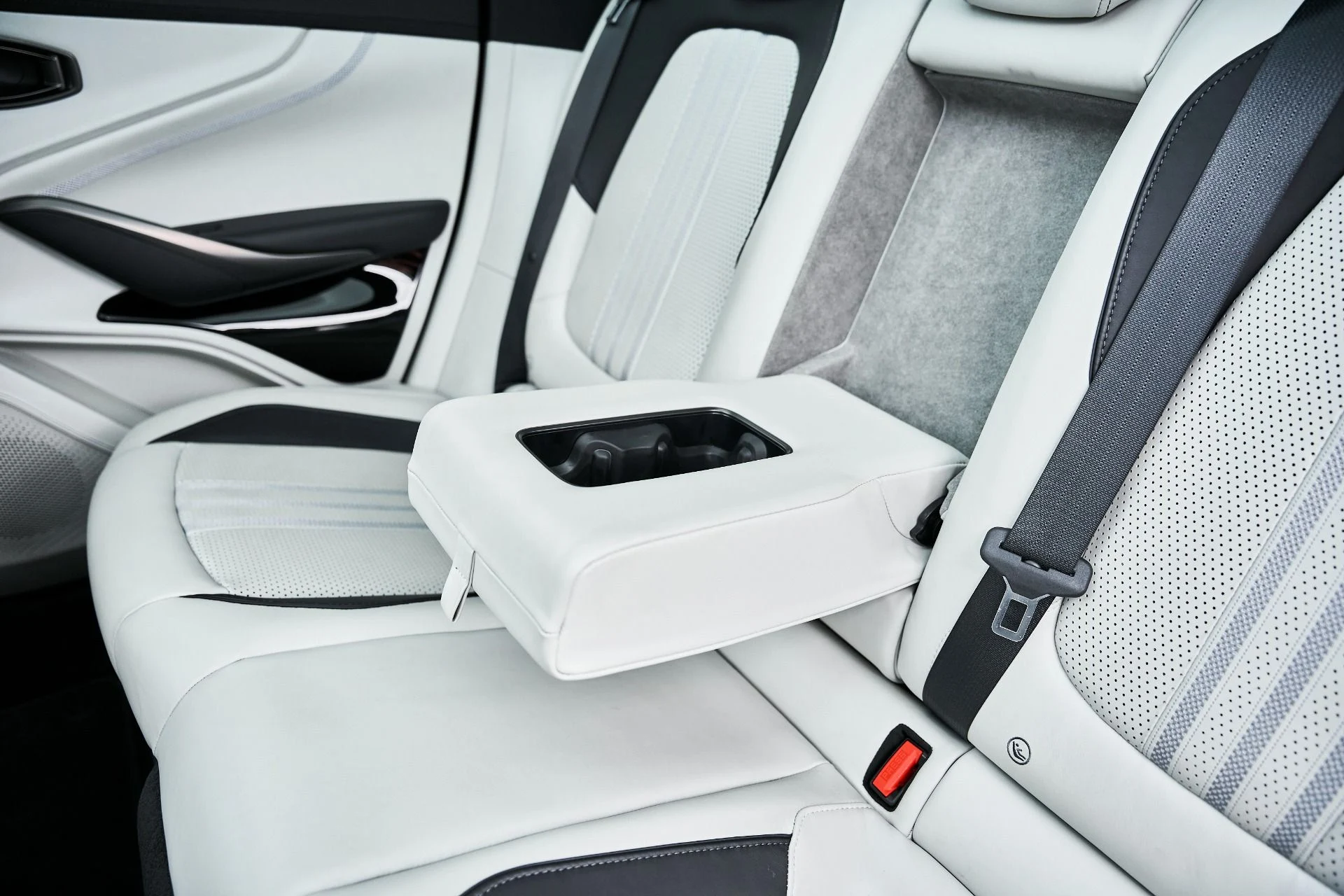 mph045_3729265662_Used_2025_Aston_Martin_DBX_707_1775008009_35ce1f1e13