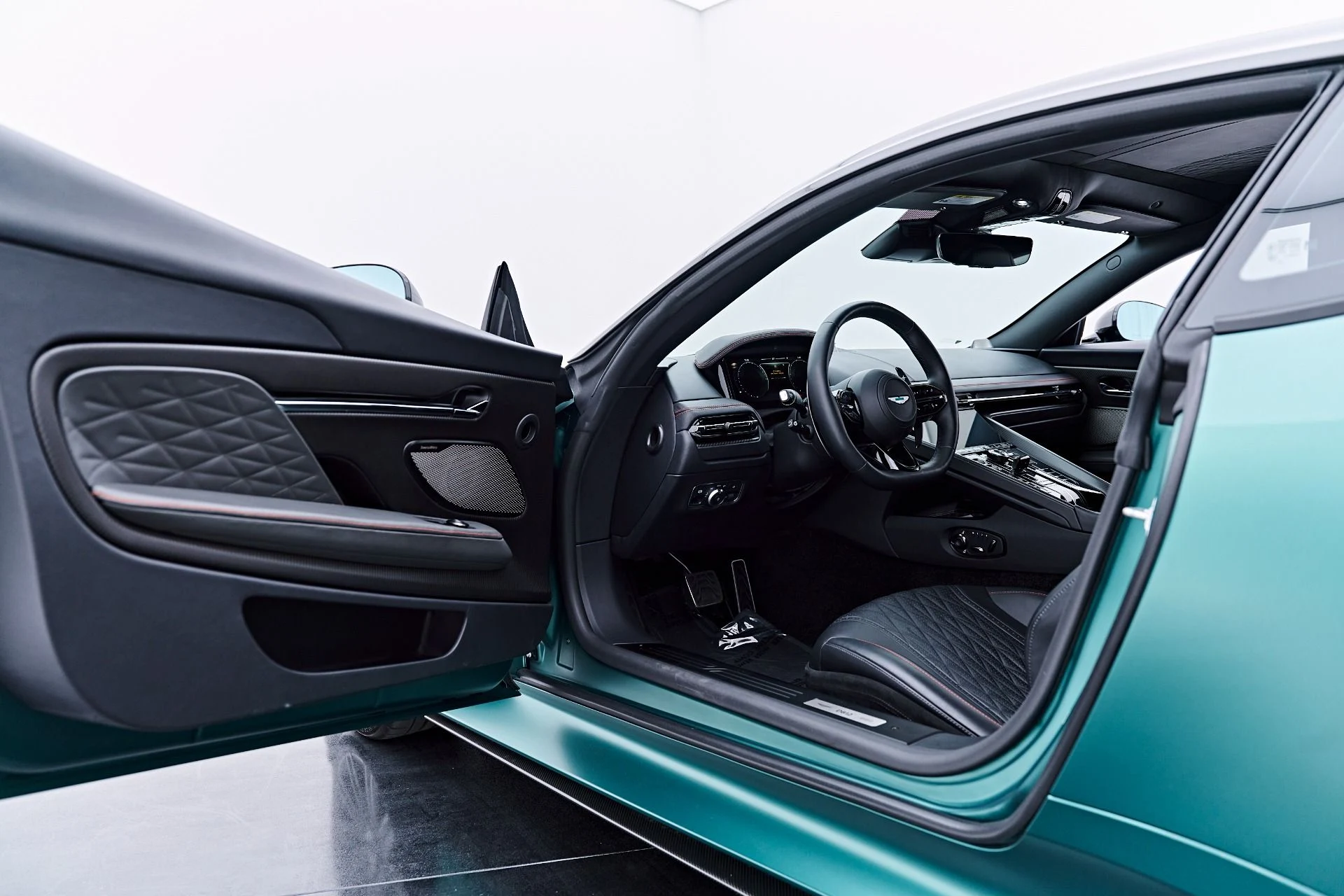 mph045_3735307898_Used_2024_Aston_Martin_DB_12_1784769391_34b5a5e0b8