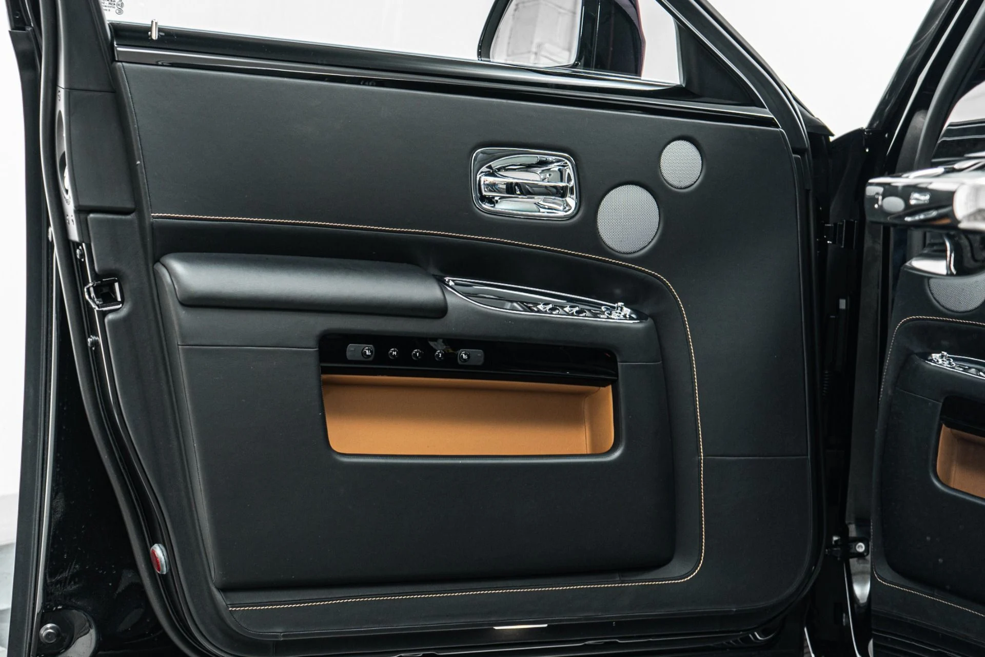 mph045_3776044206_Used_2017_Rolls_Royce_Ghost_Extended_Wheelbase_393_K_MSRP_Two_Tone_Paint_Rear_Chiller_1774532559_9f54eda1e6