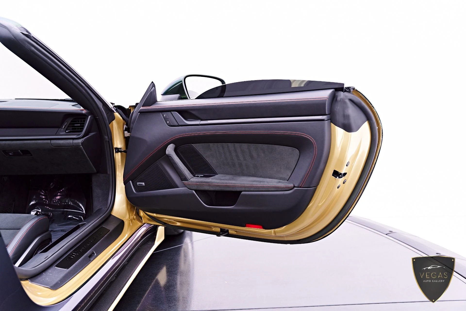 mph045_3796374870_Used_2023_Porsche_911_Targa_4_GTS_1782343407_b54fa74e2d