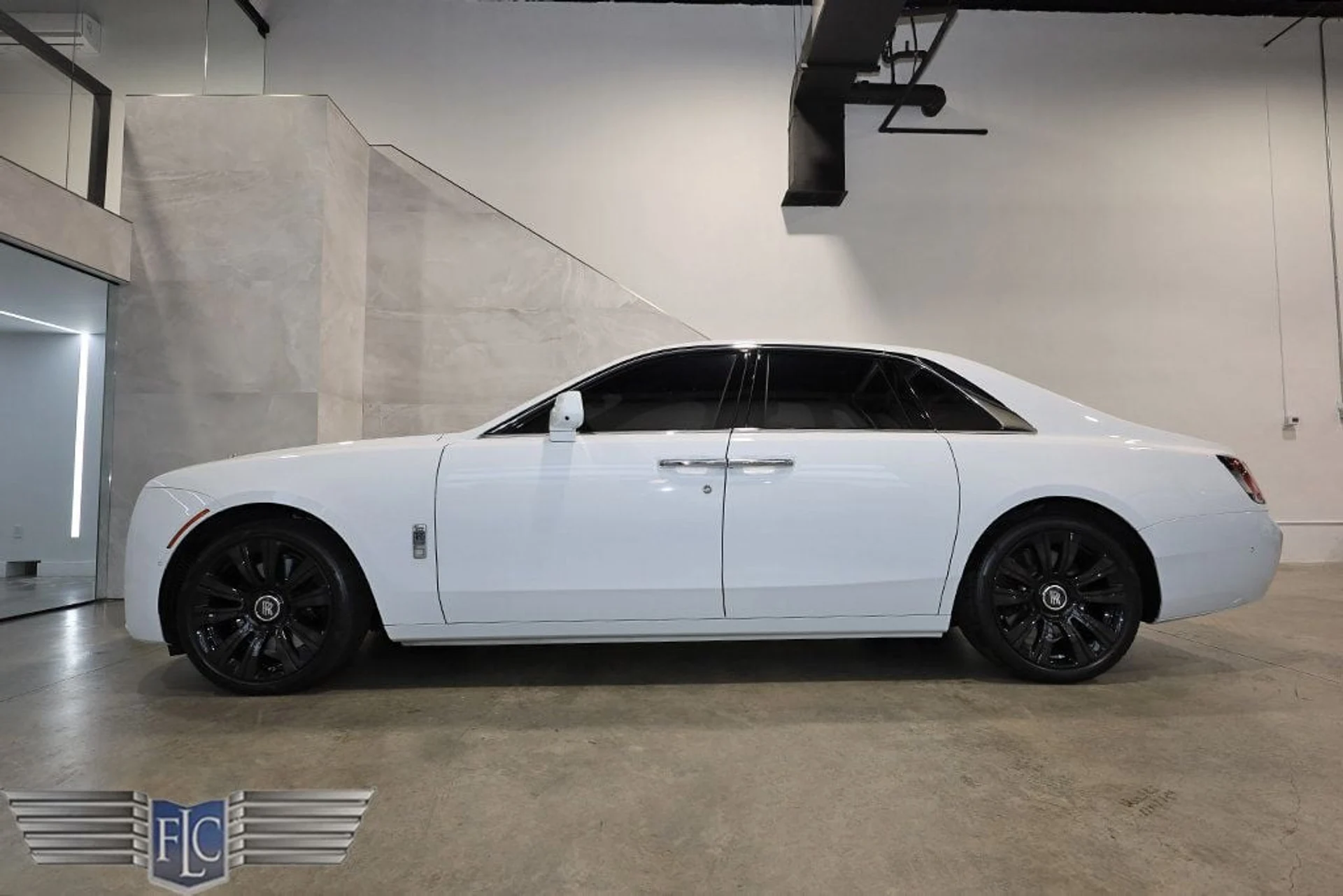 mph045_3809331615_used_2021_rolls_royce_ghost_withghostpackage_9689_21336772_46_1024_9893900781