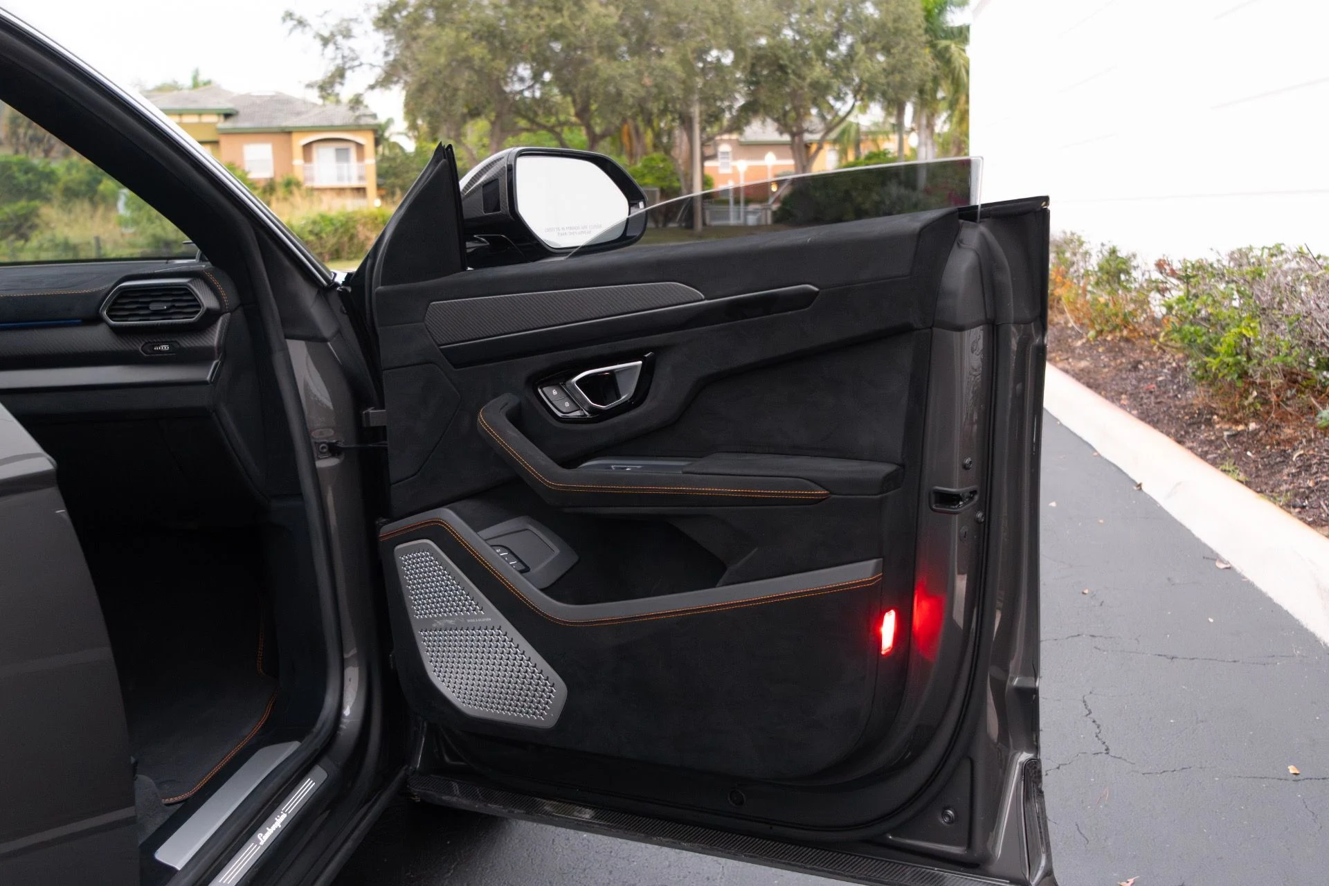 mph045_3825187576_Used_2023_Lamborghini_Urus_Performante_1764644913_2c7f2051e0