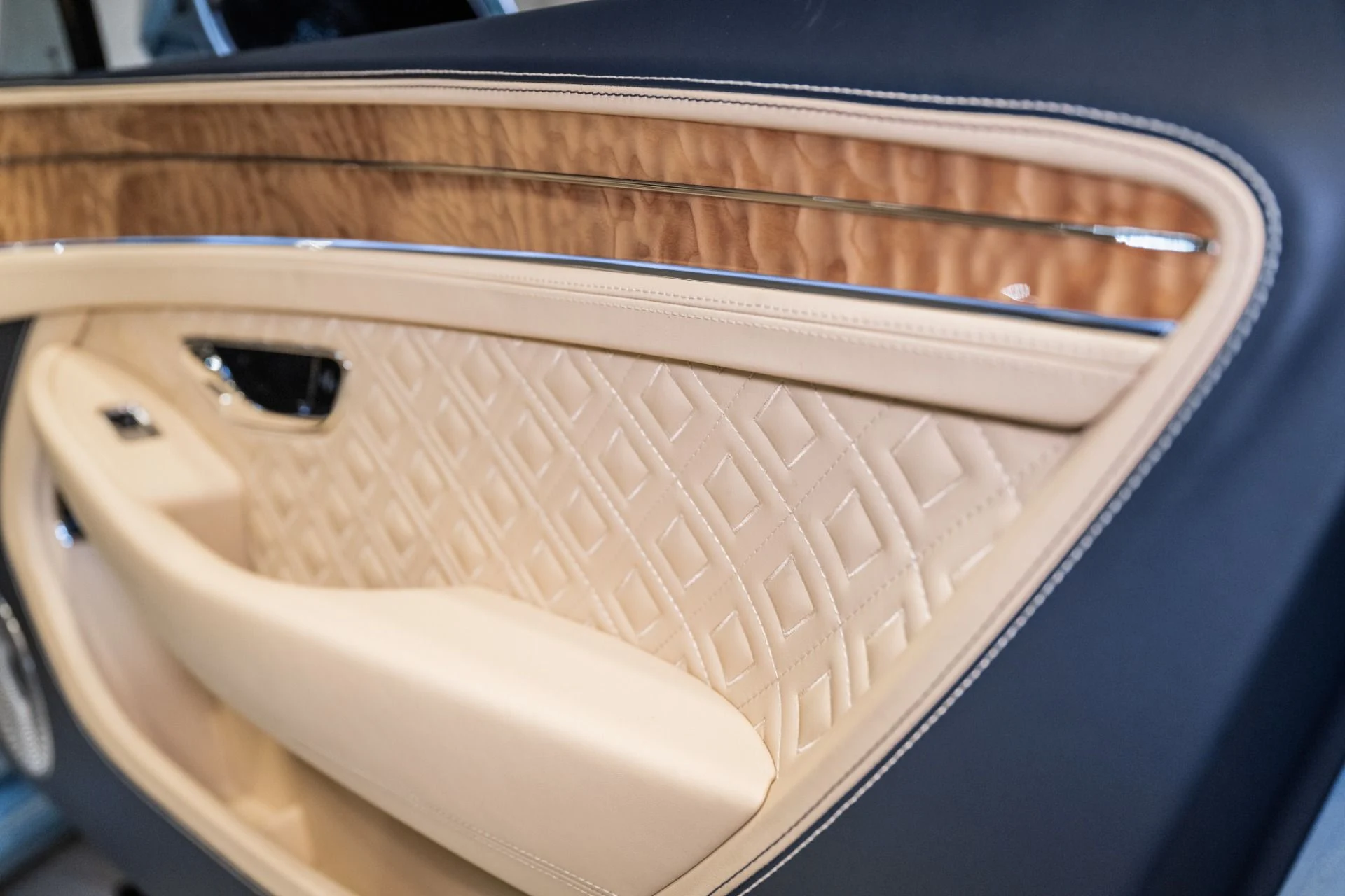 mph045_3849183032_Used_2023_Bentley_Continental_GTC_V8_1772126417_7203d7421d