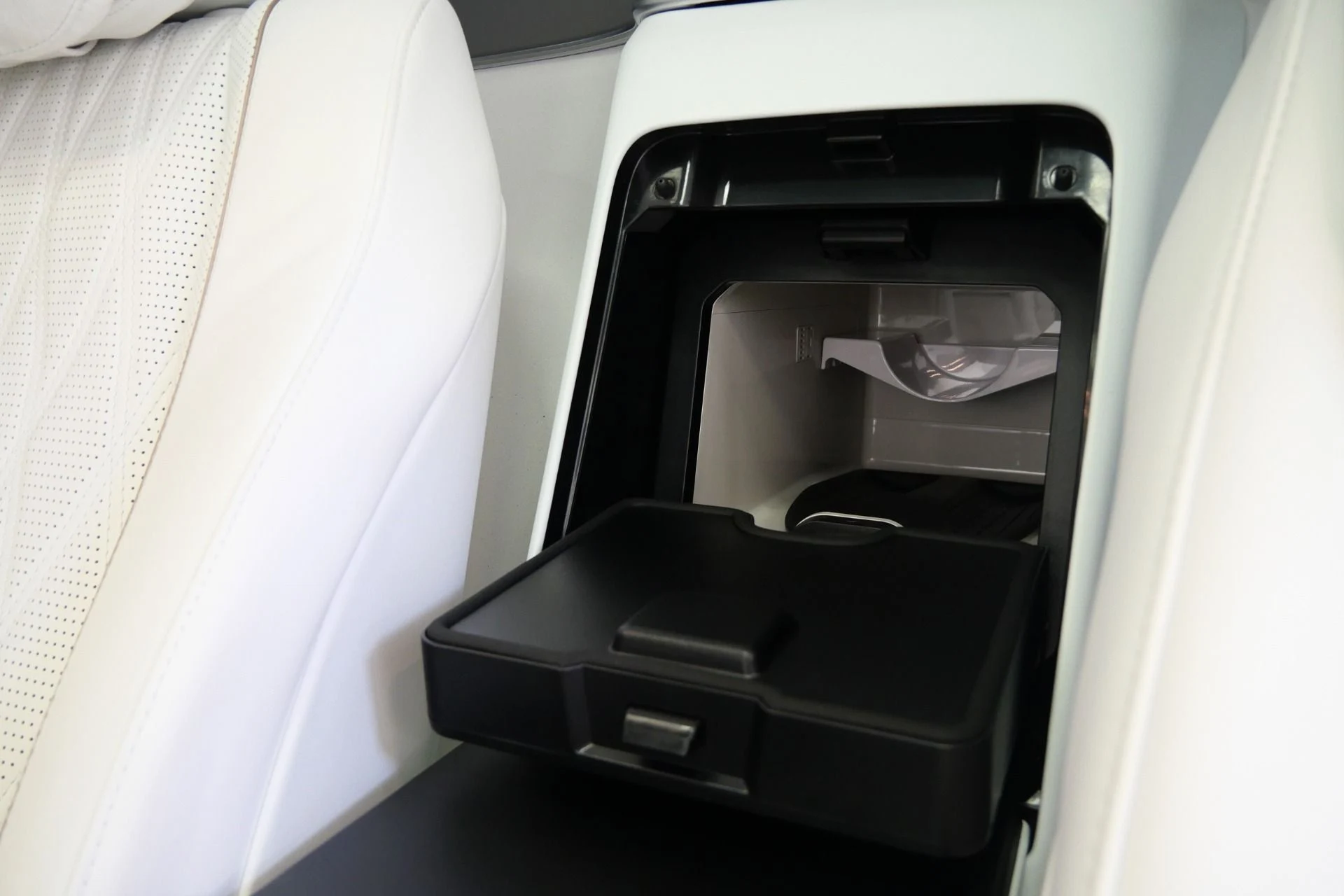 mph045_3892393029_Used_2024_Mercedes_Benz_Maybach_GLS_600_4_MATIC_Factory_Two_Tone_paint_Polished_Wheels_Loaded_1774374618_65e615cc99