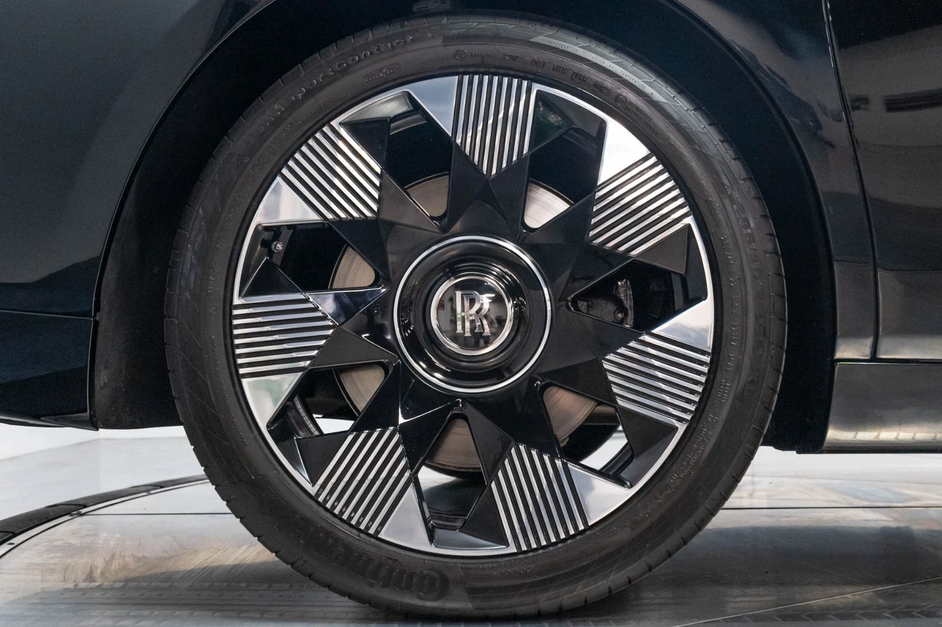 mph045_3995756195_Used_2024_Rolls_Royce_Phantom_1786998210_3203c2f77f