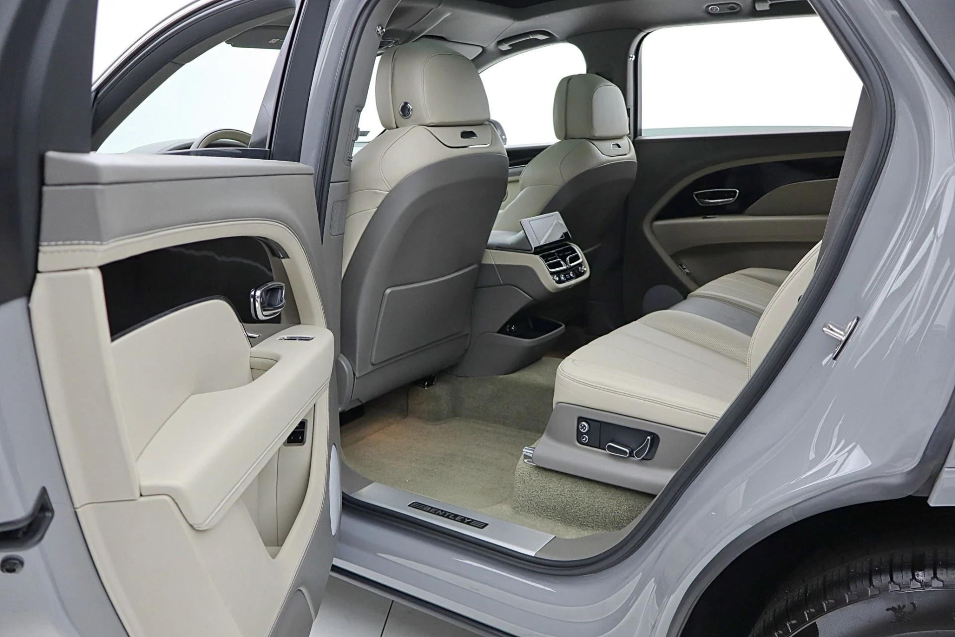 mph045_4065607292_Used_2024_Bentley_Bentayga_EWB_V8_LEASE_OPTIONS_AVAILABLE_c4070ba12c