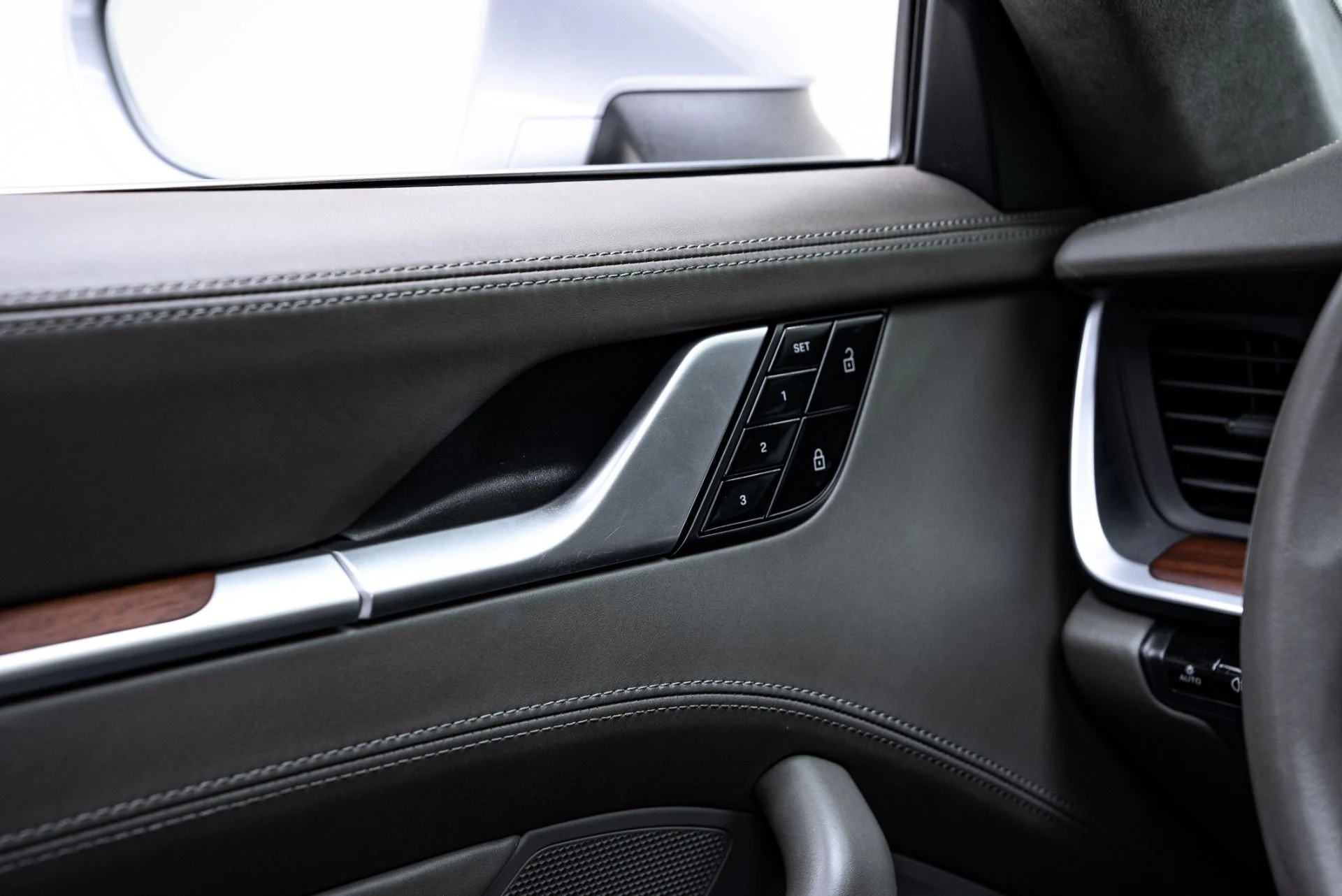 mph045_4102578756_Used_2021_Porsche_911_Turbo_S_1776281068_7e2b98ad02