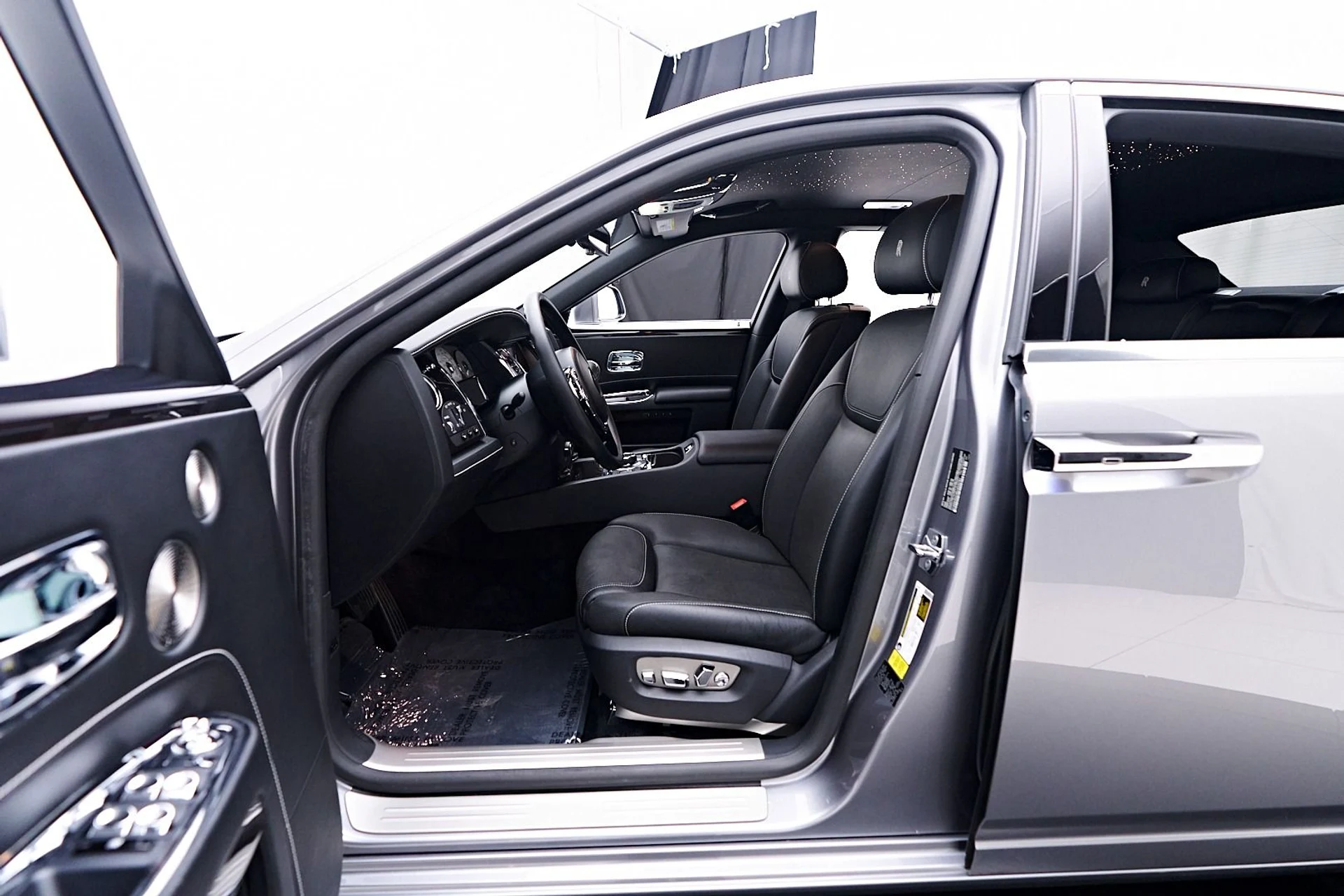 mph045_4122086249_Used_2019_Rolls_Royce_Ghost_Base_1744847276_10a43c0b4a