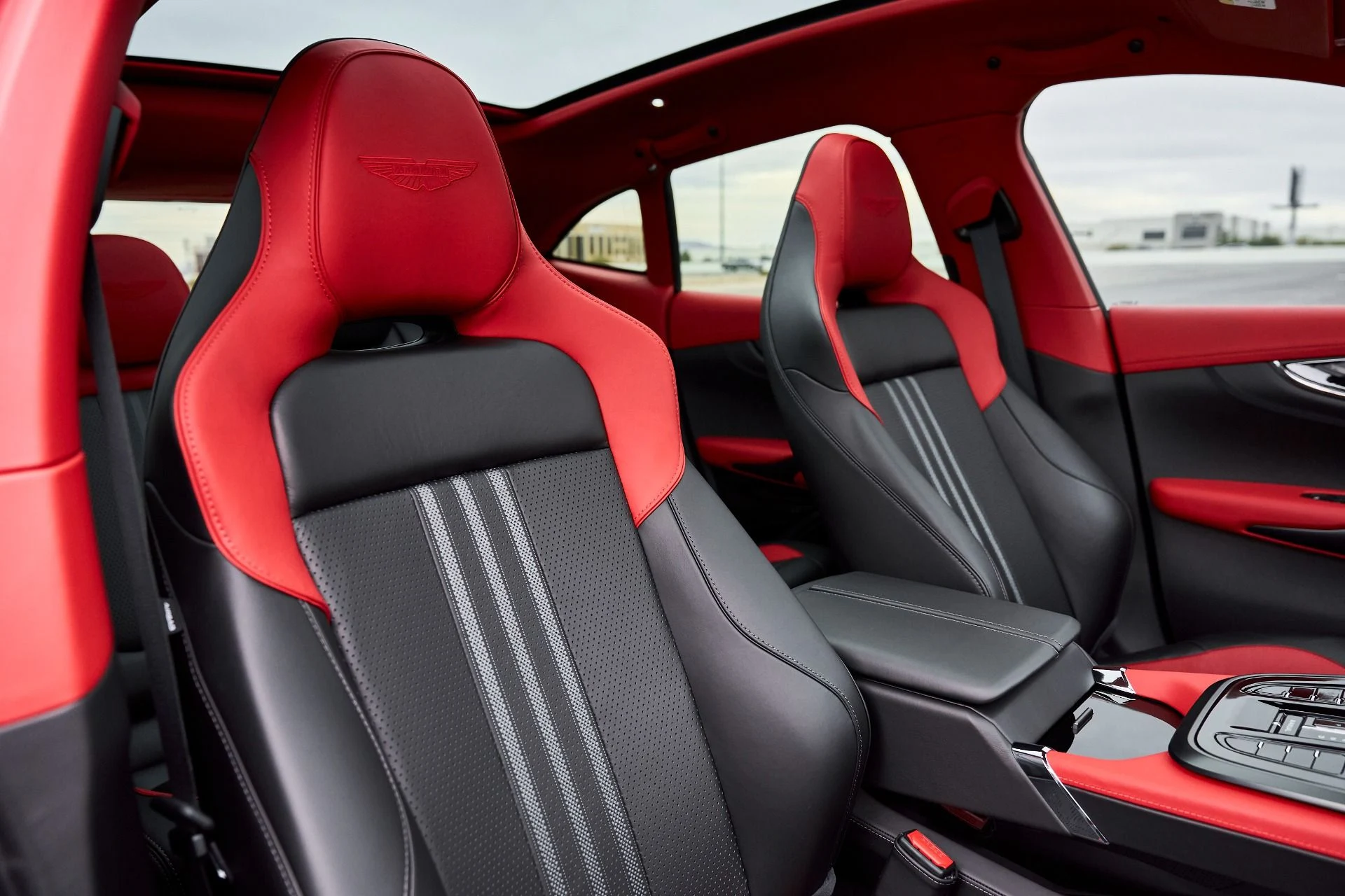 mph045_4223943316_Used_2025_Aston_Martin_DBX_707_1766785363_30c2d0965a