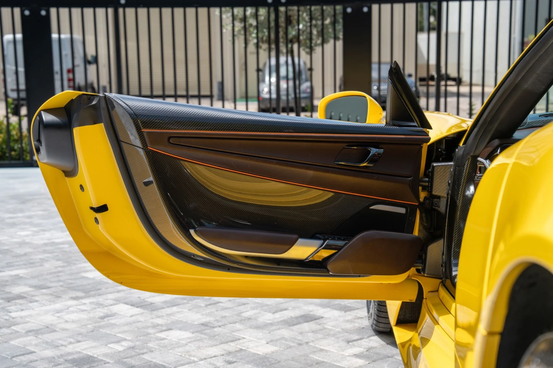 mph045_4271045294_Used_2015_Porsche_918_Spyder_1782406250_4946711034