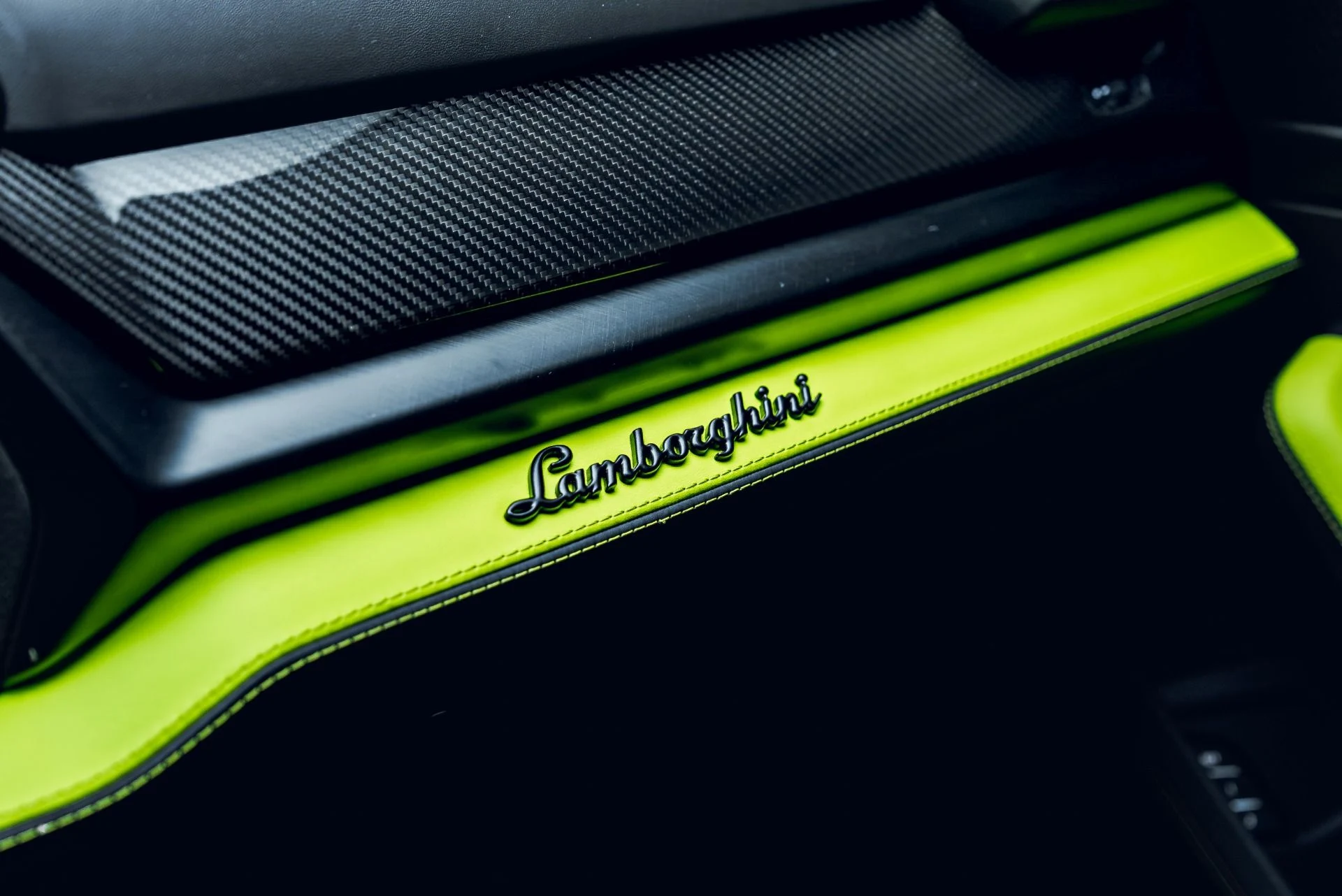 mph045_431733866_Used_2025_Lamborghini_Urus_SE_1783370089_ae64cade3a