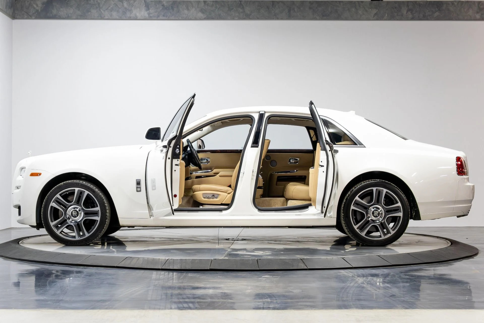 mph045_516942182_Used_2017_Rolls_Royce_Ghost_1774888920_23c54700fa