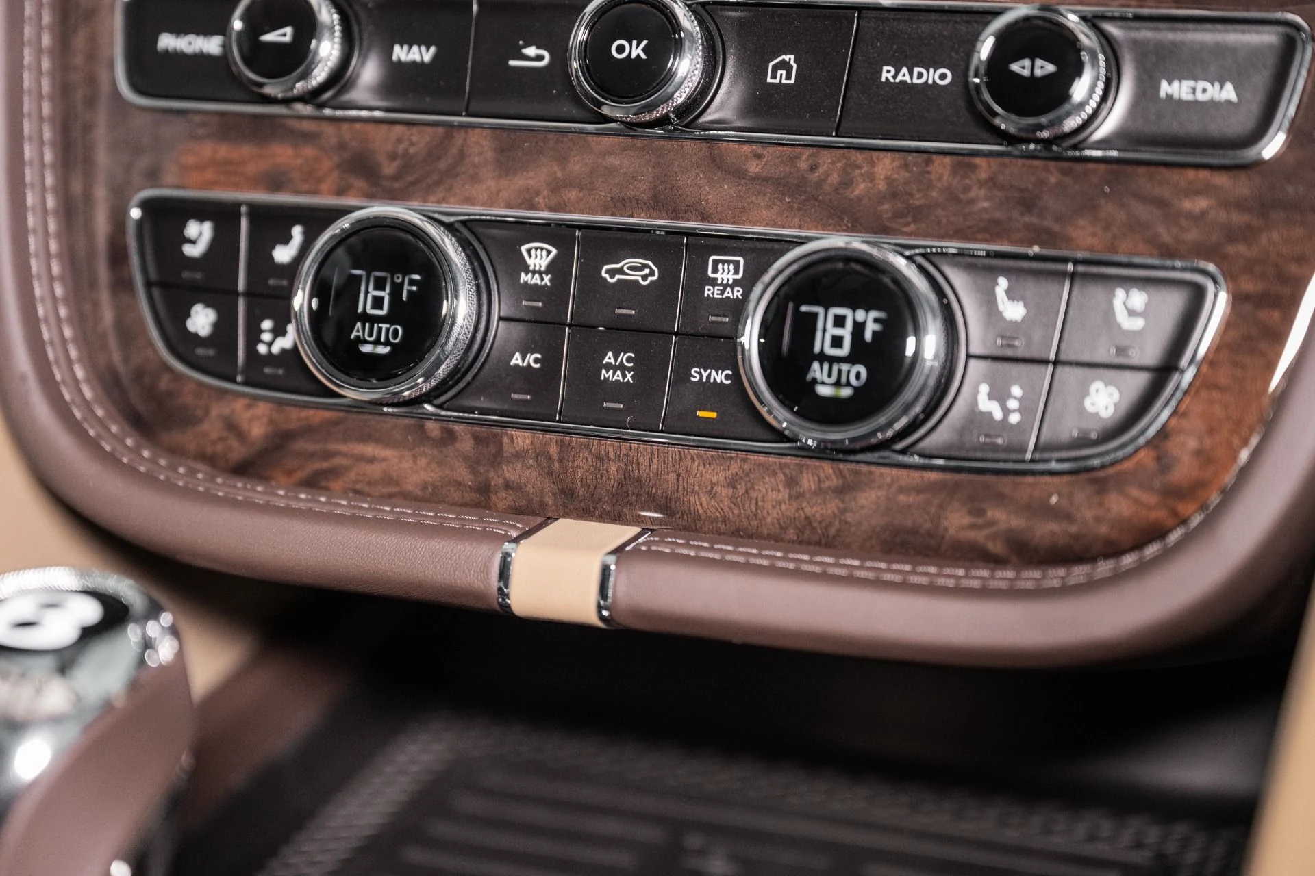 mph045_603046318_Used_2025_Bentley_Bentayga_EWB_Mulliner_V8_1762964457_f9b7ef162a