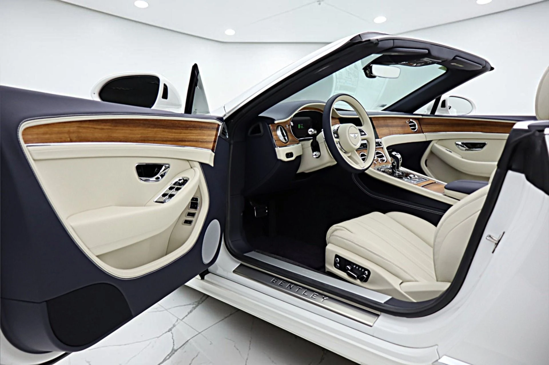 mph045_624039165_New_2026_Bentley_Continental_GTC_0a7315e8d4