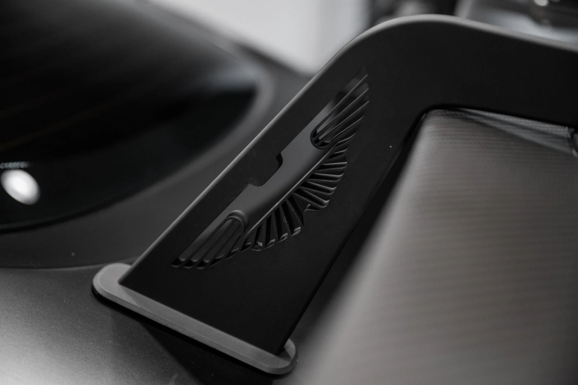 mph045_66451608_Used_2019_Aston_Martin_Vantage_1765989078_2adf694bd7