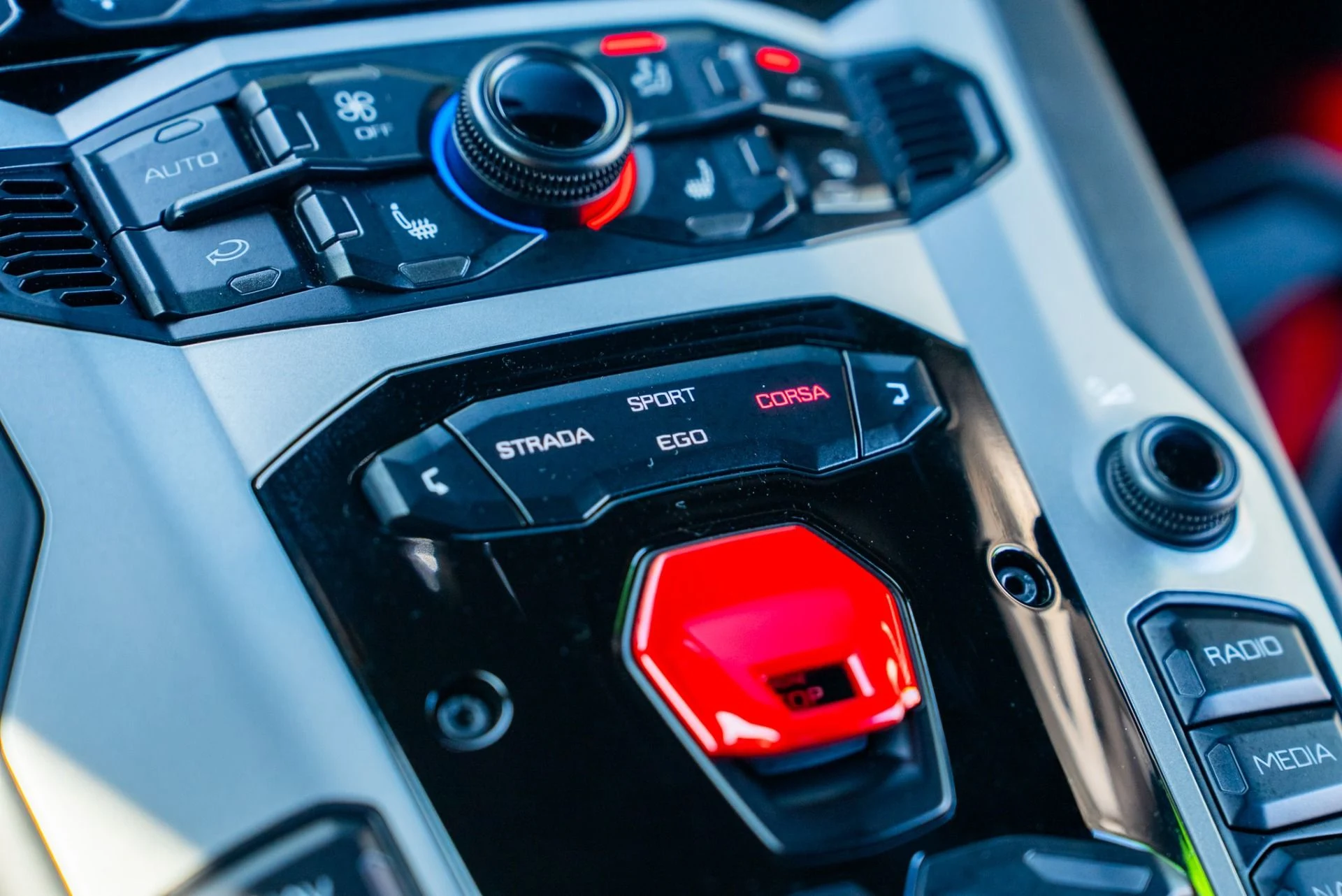 mph045_67706715_Used_2018_Lamborghini_Aventador_LP_740_4_S_1762289338_a9d6ee69bd