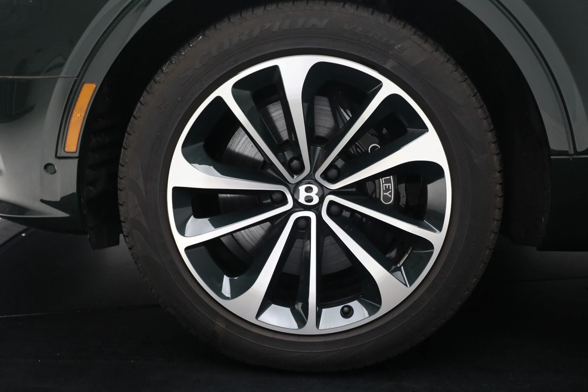 mph045_766515543_New_2023_Bentley_Bentayga_V8_f1b9862544