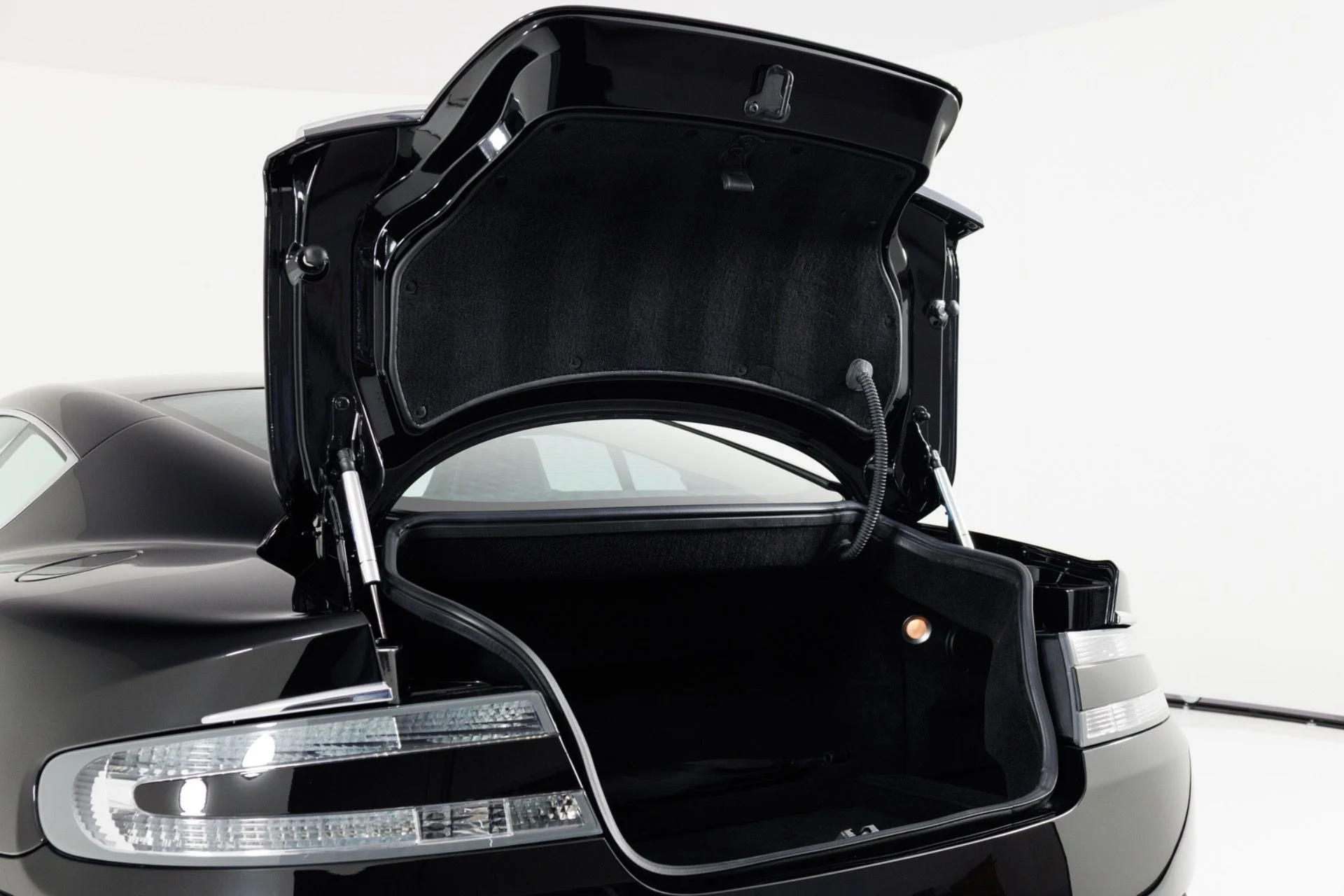 mph045_79760656_Used_2009_Aston_Martin_DBS_1778627774_7df34e3364