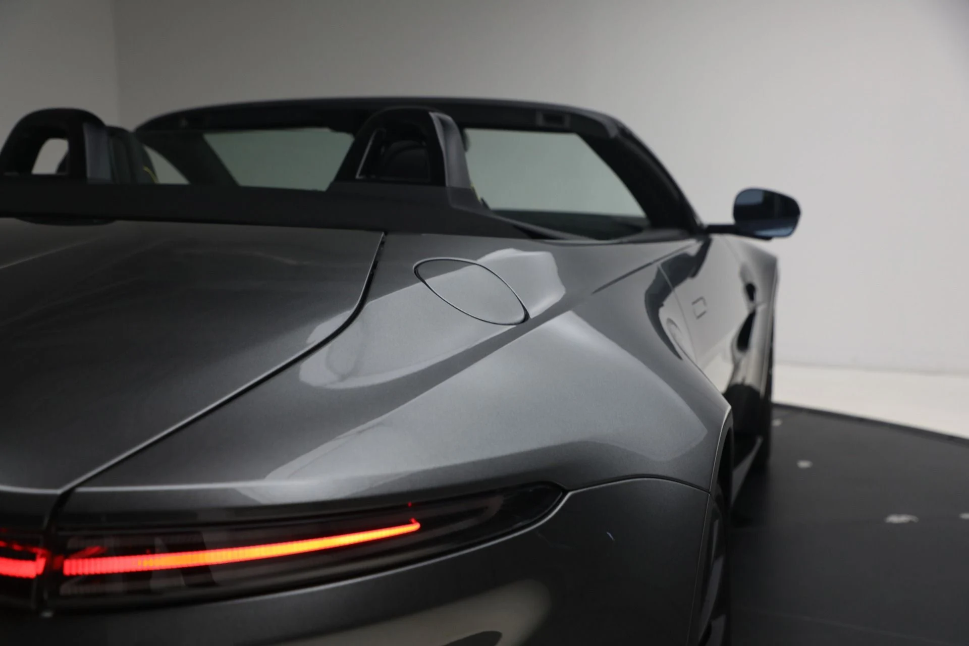 mph045_839797365_New_2026_Aston_Martin_Vantage_S_Roadster_1776880029_39a1b42d69