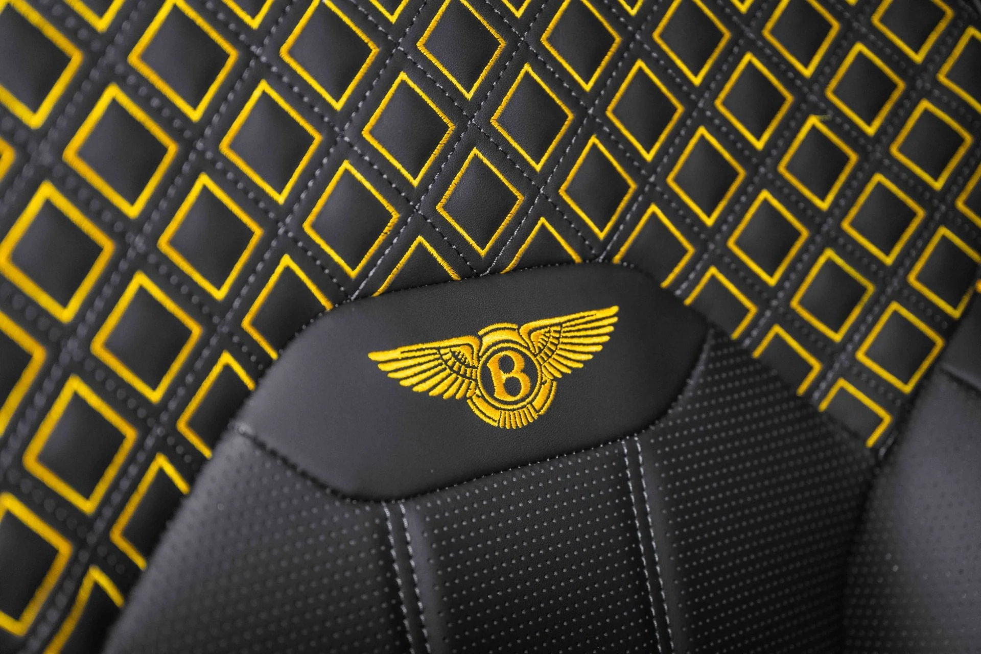 mph045_880906559_Used_2024_Bentley_Bentayga_Azure_V8_1758720540_21ae1e864c