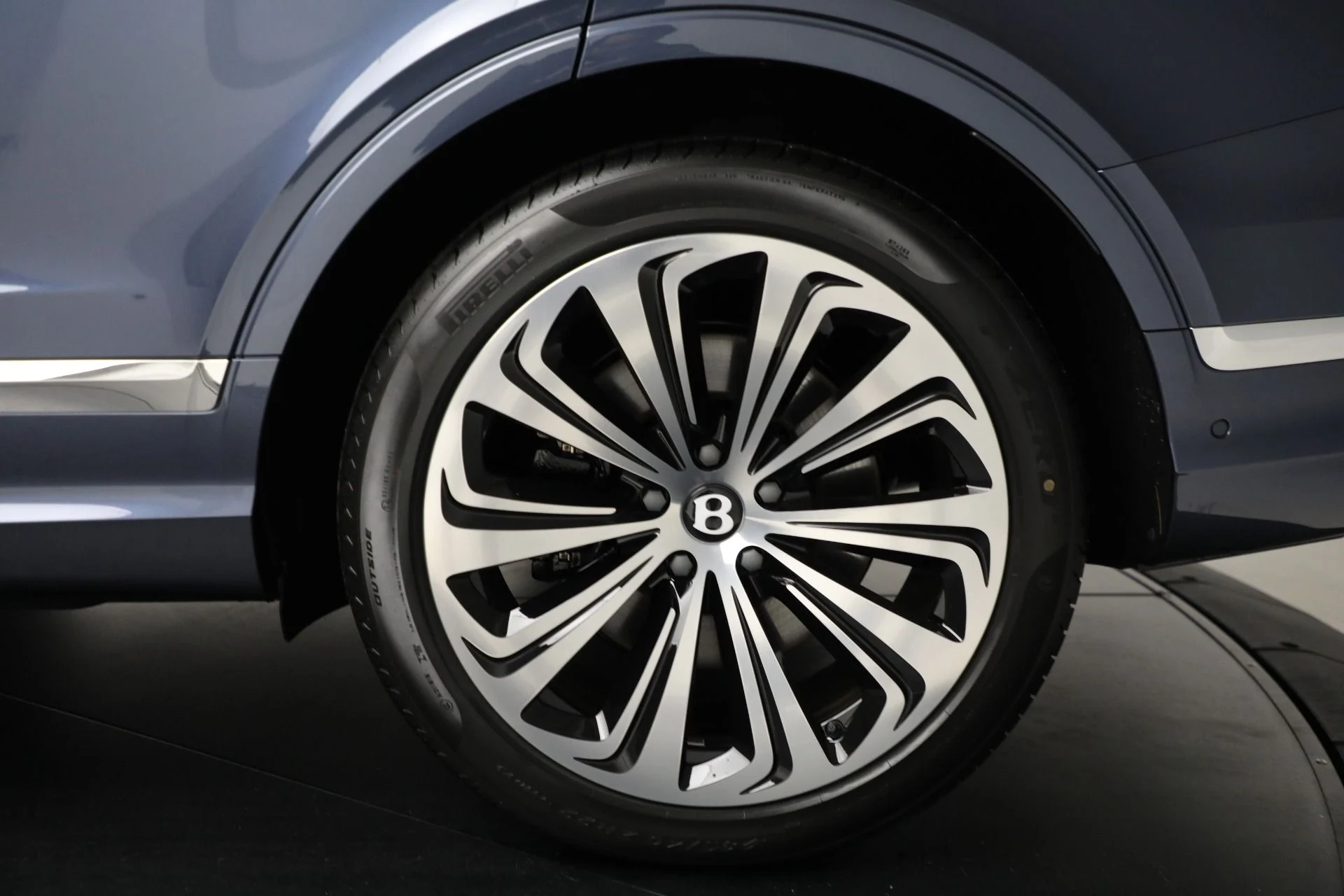 mph045_914839395_New_2025_Bentley_Bentayga_EWB_Azure_V8_44446e2646