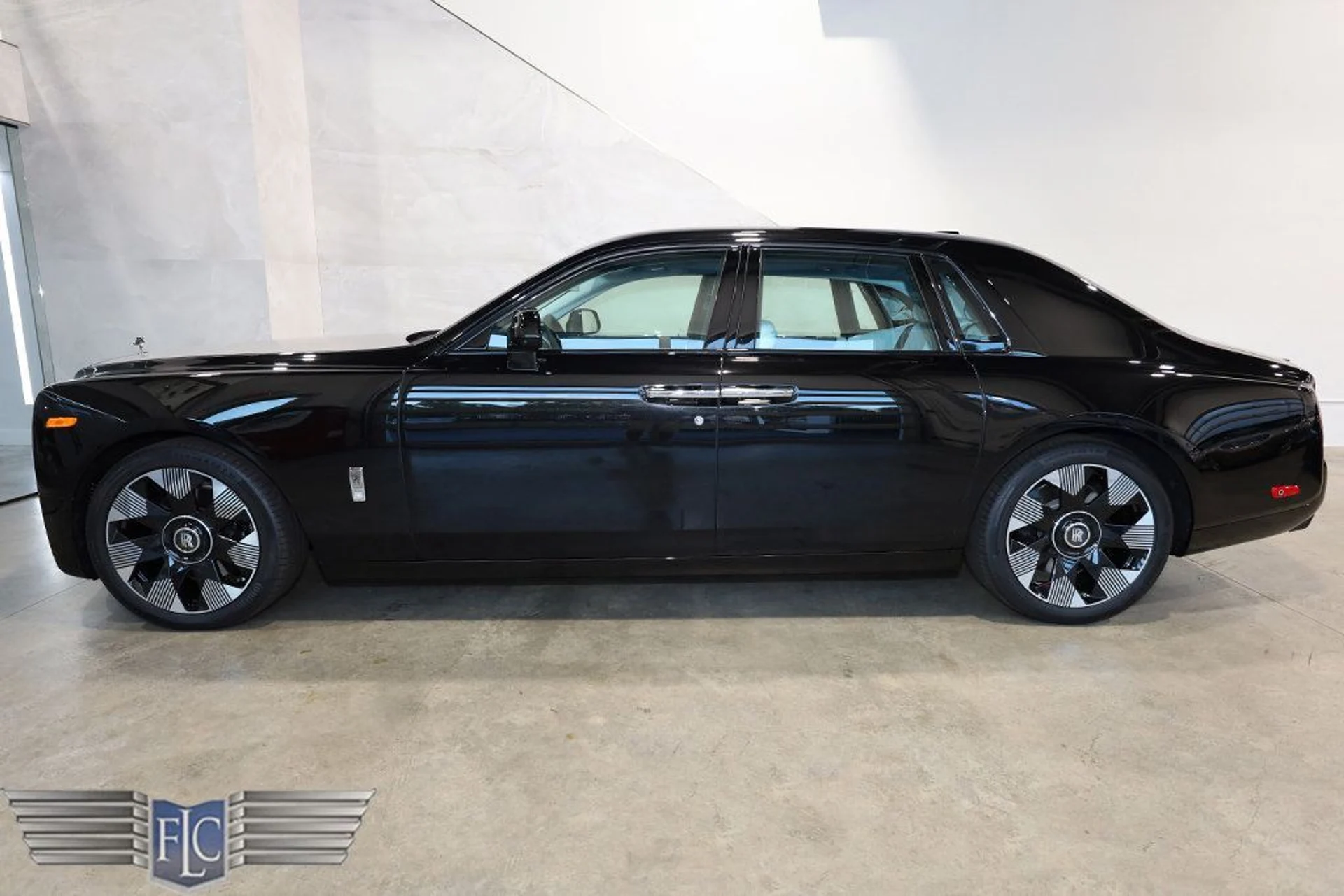 mph045_925551095_used_2025_rolls_royce_phantom_sedan_9689_22959551_46_1024_3eab4707a6