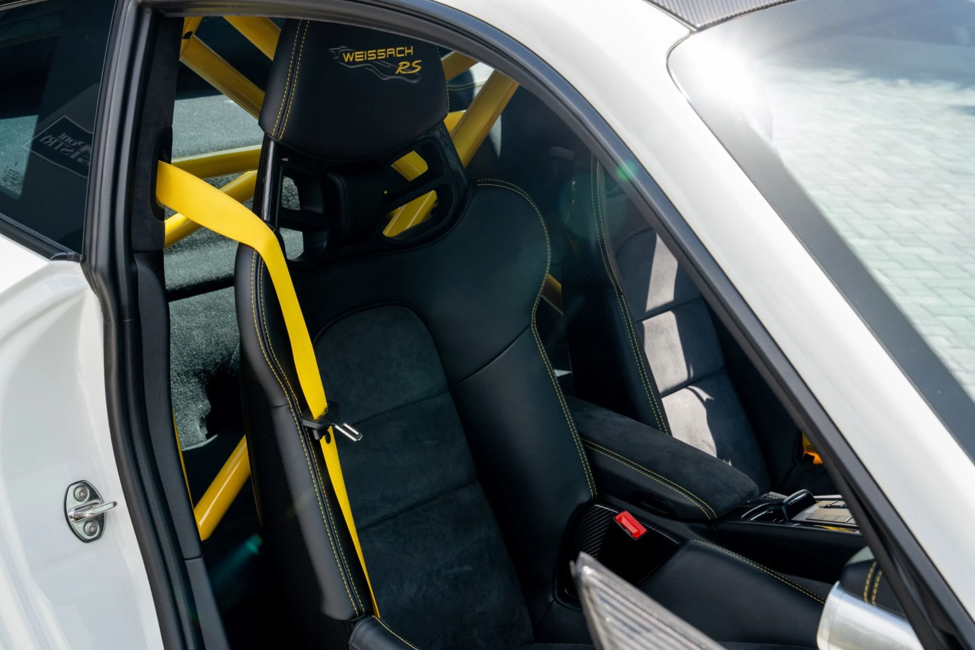 mph045_99490376_Used_2018_Porsche_911_GT_2_RS_1782839837_6ffec0f049